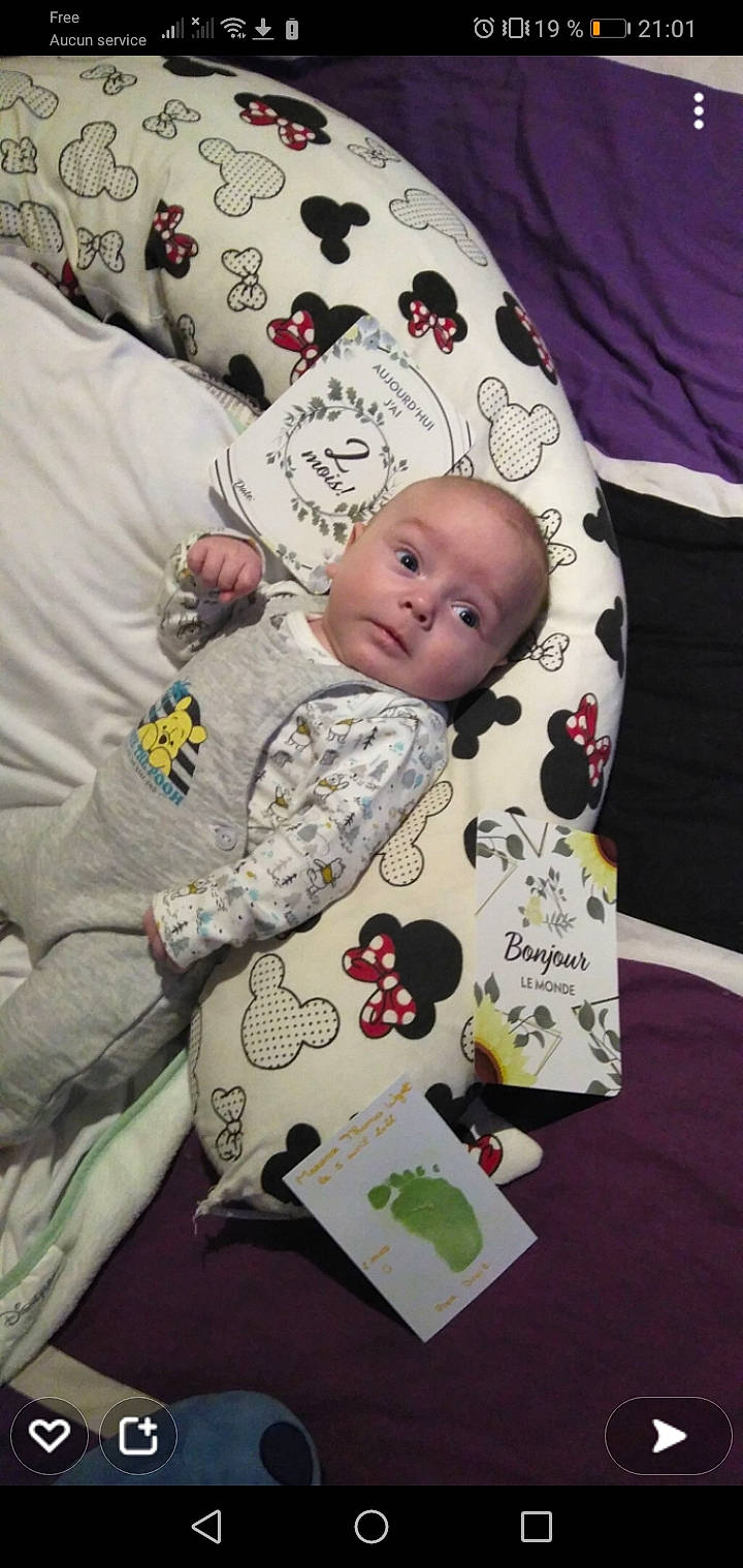 Maxence participe au concours pour gagner de l'argent avec cette photo : baby, baby_products, baby_sleeping, baby_toddler_clothing, bedding, bedtime, carmine, cheek, child, comfort, event, facial_expression, linens, nap, pattern, person, room, sitting, sleeve, textile