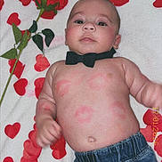 Ewen a rejoint le concours — aidez-le/la à gagner de superbes lots ! baby, infant, bow_tie, denim_pants, red_rose, heart_petals, blanket, face, skin, cute, lying_down, kiss_marks, love, adorable, child, portrait, casual_clothing, indoor, happy, closeup