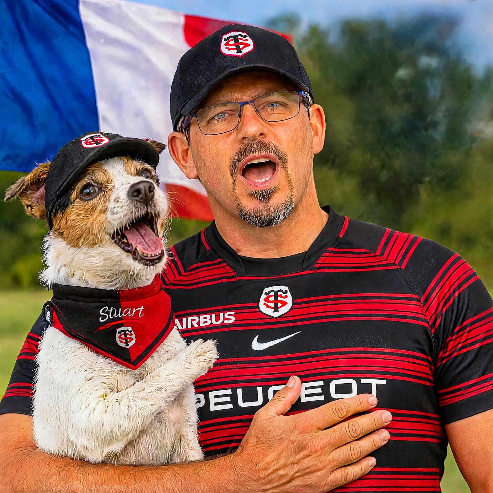 Stuarts a rejoint le concours — aidez-le/la à gagner de superbes lots ! dog, man, person, outdoor, portrait, french_flag, sports_jersey, matching_outfits, baseball_cap, glasses, mustache, beard, open_mouth, barking, happy, pet, holding_dog, sponsor_logo, greenery, patriotic