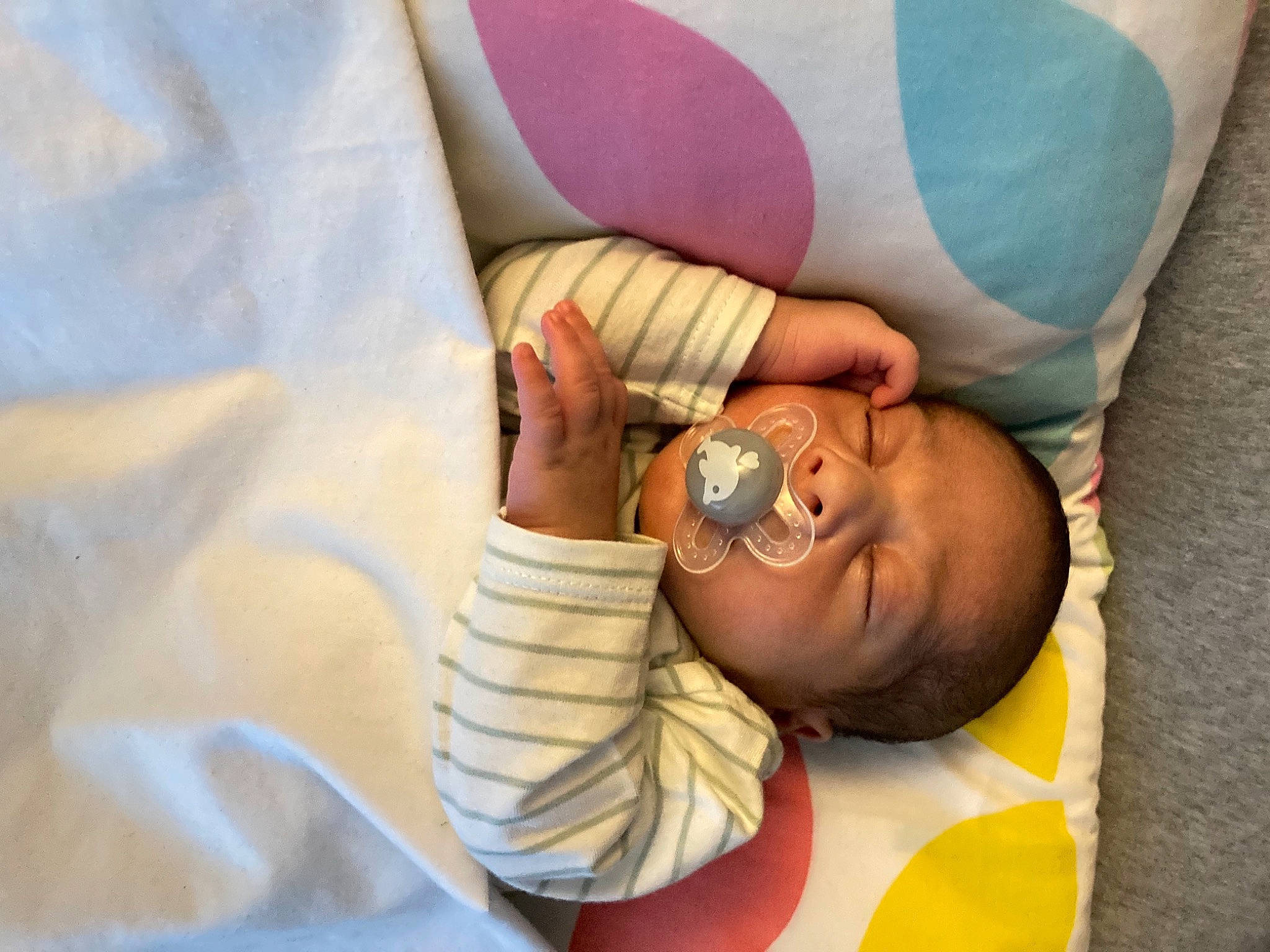 Liroy a rejoint le concours — aidez-le/la à gagner de superbes lots ! baby, baby_products, baby_sleeping, baby_toddler_clothing, bedtime, child, comfort, finger, glasses, happy, human_body, linens, mammal, nail, nap, person, room, skin, textile, thumb