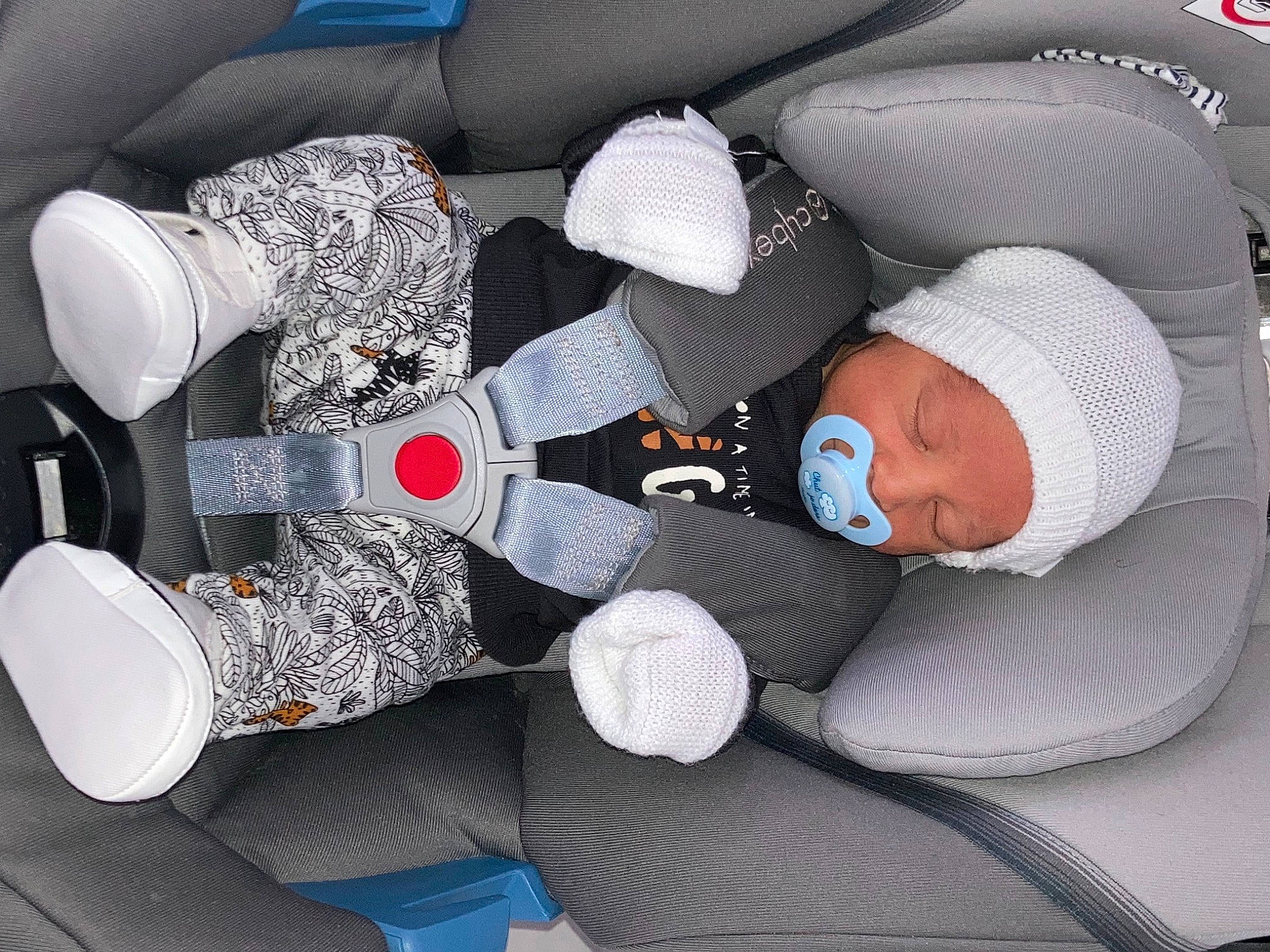 Liroy participe au concours pour gagner de l'argent avec cette photo : arm, auto_part, automotive_design, automotive_wheel_system, baby, baby_sleeping, beauty, car, car_seat, car_seat_cover, comfort, finger, hand, headwear, human_body, person, product, textile, toddler, vehicle