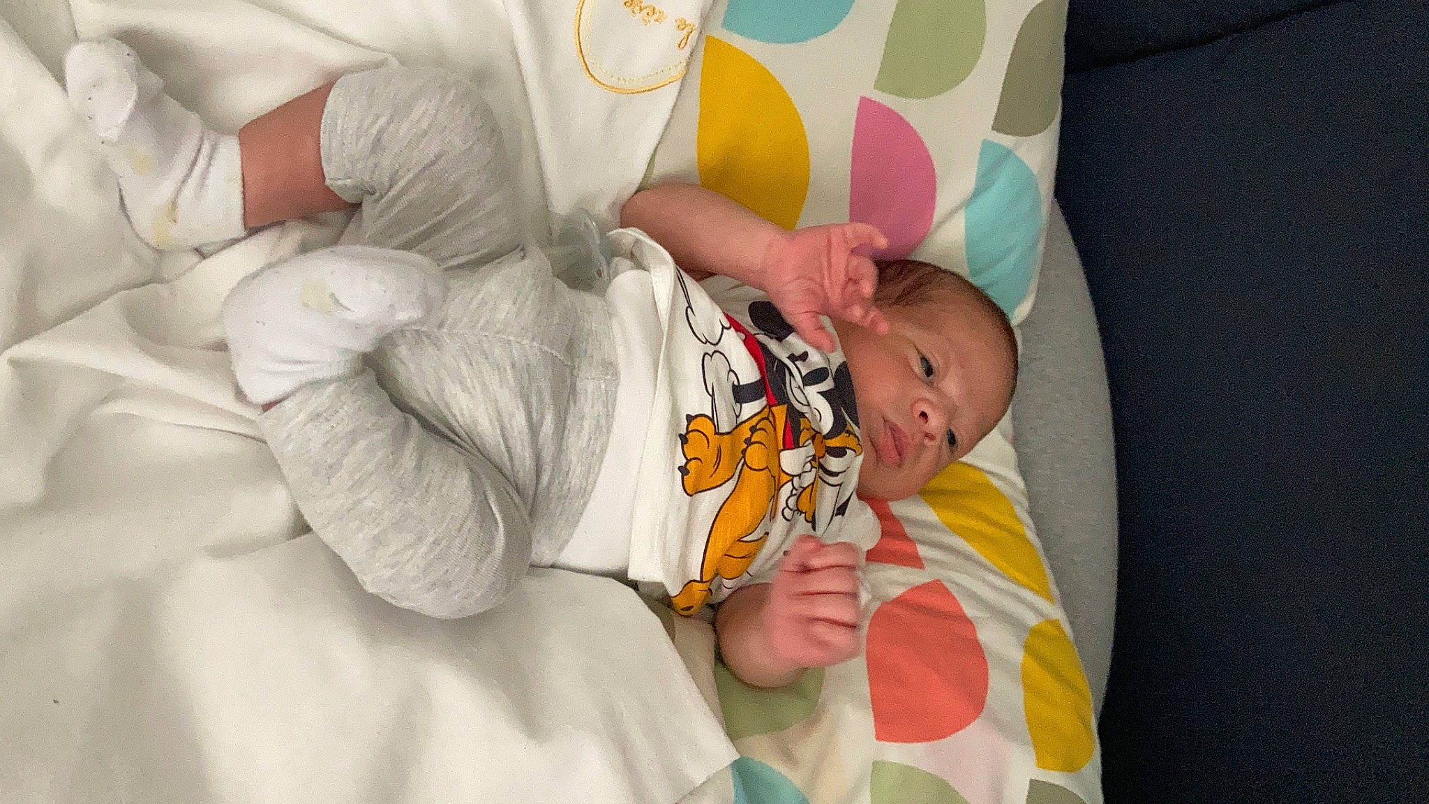 Liroy a rejoint le concours — aidez-le/la à gagner de superbes lots ! baby, baby_products, baby_sleeping, baby_toddler_clothing, bedtime, child, comfort, event, finger, hair, hand, linens, nap, orange, person, product, room, skin, textile, toddler