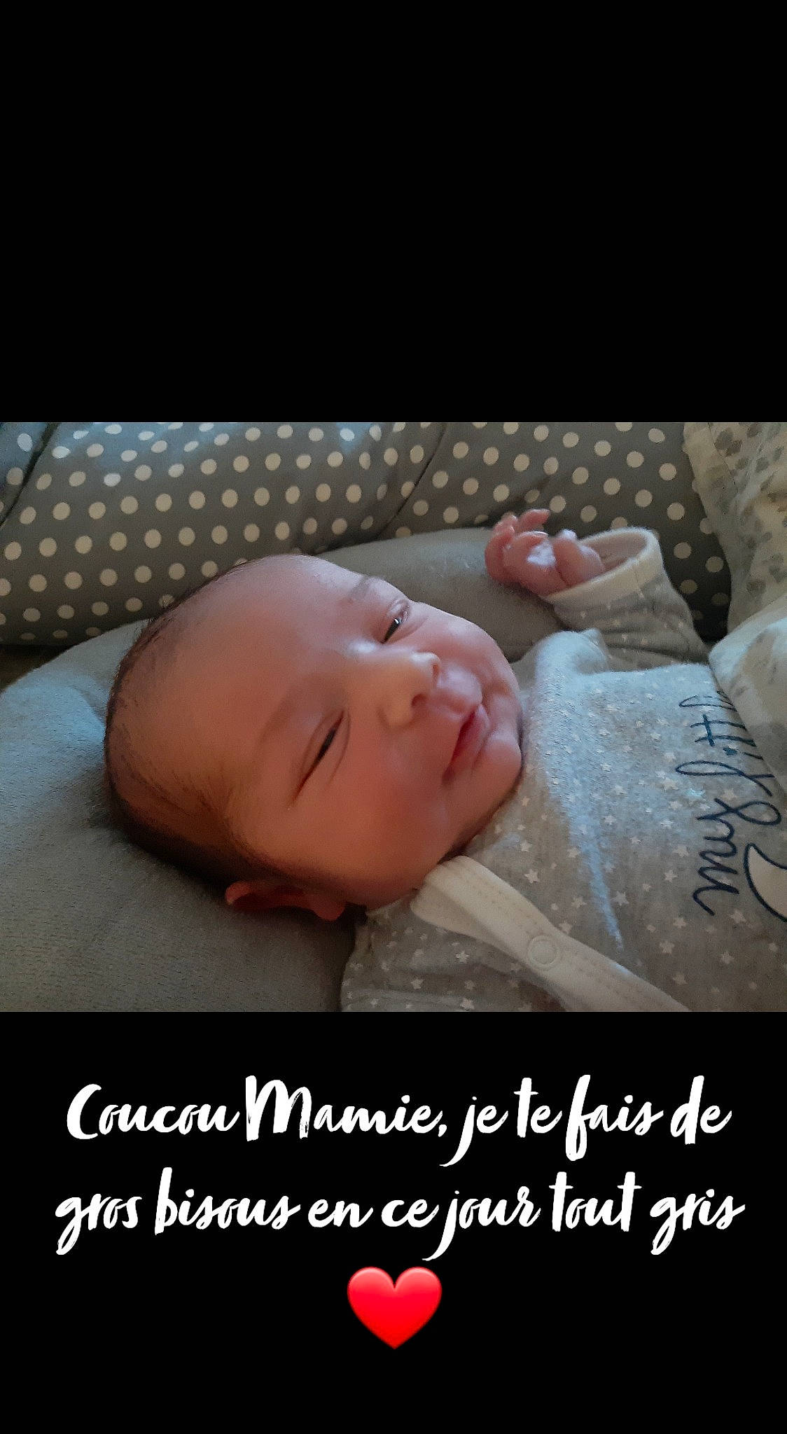 Camille participe au concours pour gagner de l'argent avec cette photo : adaptation, baby, bedtime, birth, cheek, child, facial_expression, finger, font, hand, human, lip, mouth, nap, nose, organism, person, photo_caption, photography, skin