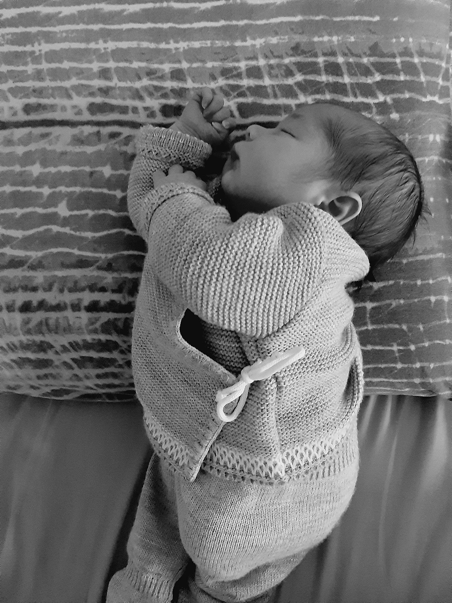 Camille a rejoint le concours — aidez-le/la à gagner de superbes lots ! black_and_white, child, hug, knitting, monochrome, monochrome_photography, person, photograph, photography, smile, style, toddler