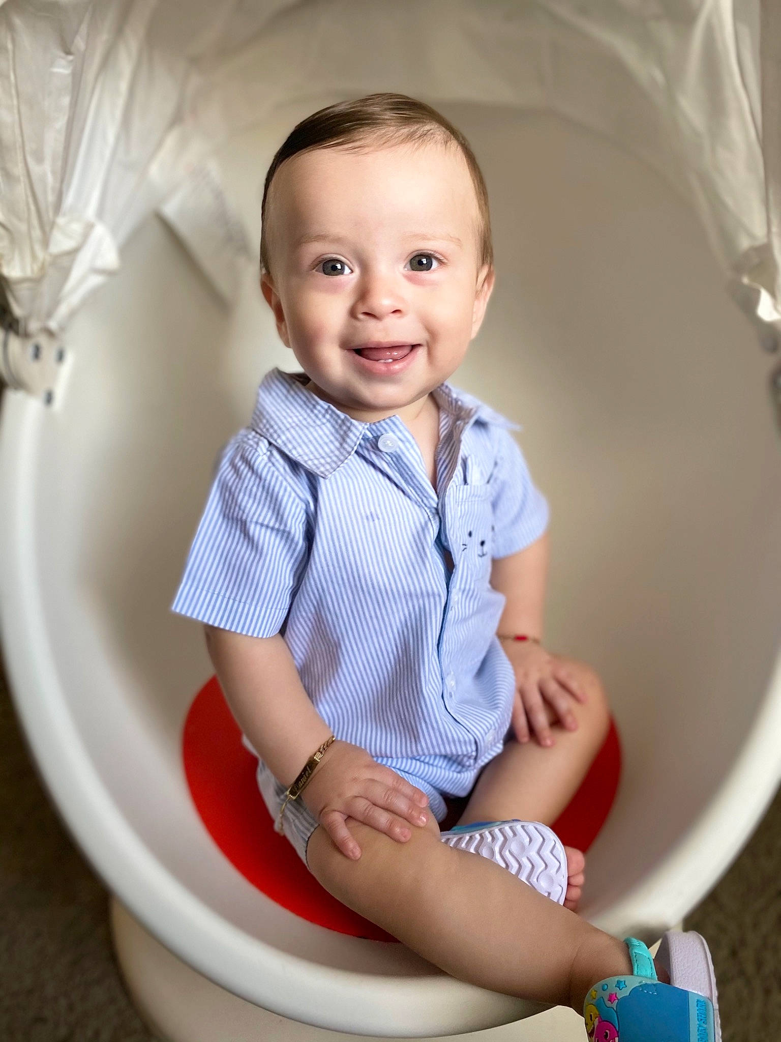 Daniel is registered to the contest to win money with this photo: baby, baby_toddler_clothing, blue, child, clothing, comfort, eye, flash_photography, happy, joy, knee, person, shoe, shorts, skin, sleeve, smile, sneakers, t_shirt, thigh