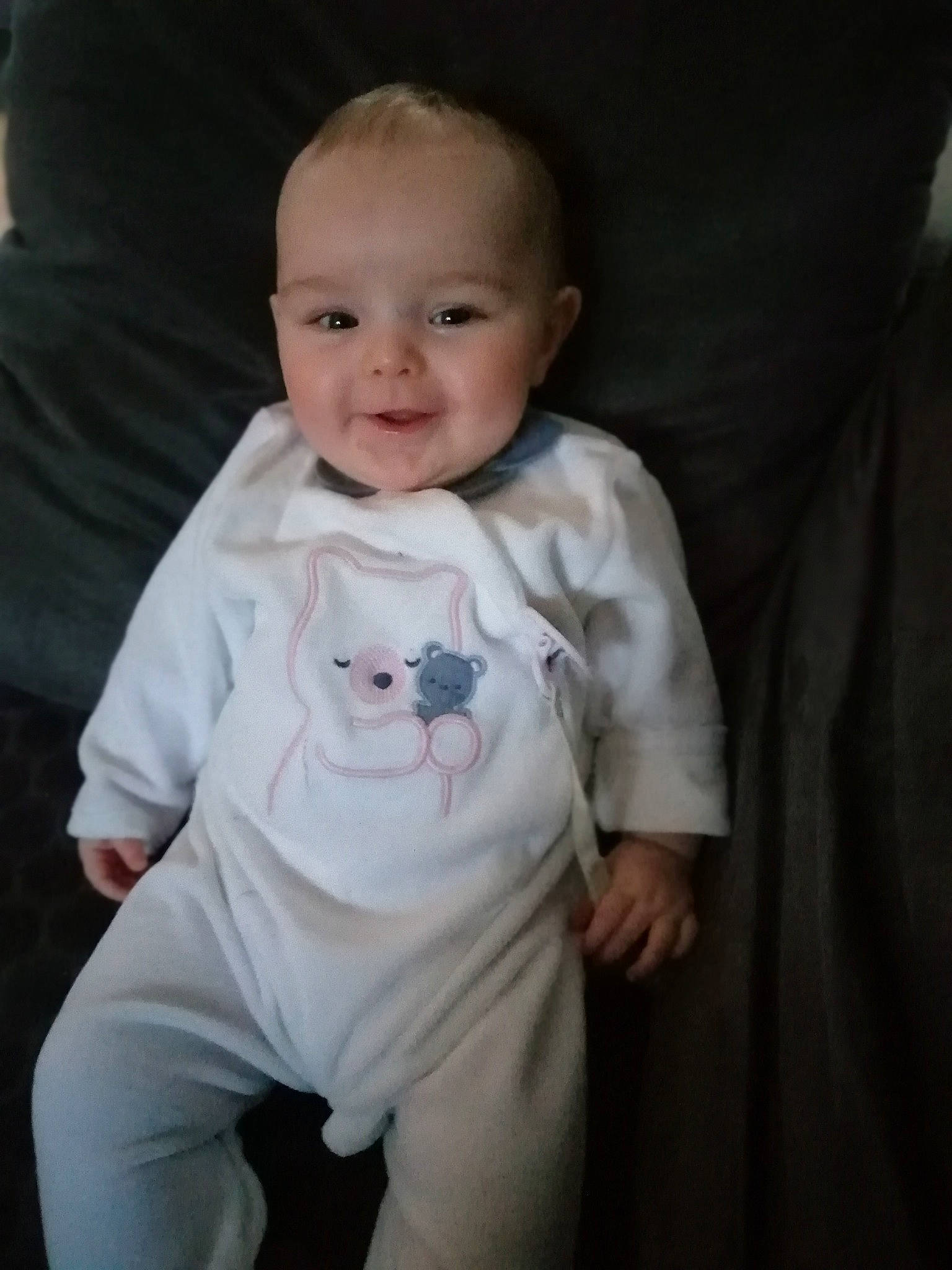 Chloé a rejoint le concours — aidez-le/la à gagner de superbes lots ! baby, baby_toddler_clothing, cheek, child, comfort, dress_shirt, face, formal_wear, gesture, grey, happy, iris, joy, outerwear, person, sitting, skin, sleeve, smile, t_shirt