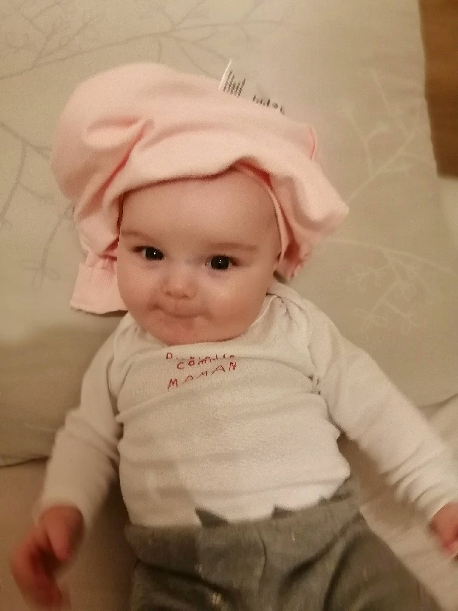 Chloé participe au concours pour gagner de l'argent avec cette photo : baby, baby_products, baby_toddler_clothing, cap, cheek, child, eye, fashion_accessory, fun, happy, hat, headgear, headwear, person, room, sitting, skin, sleeve, smile, t_shirt