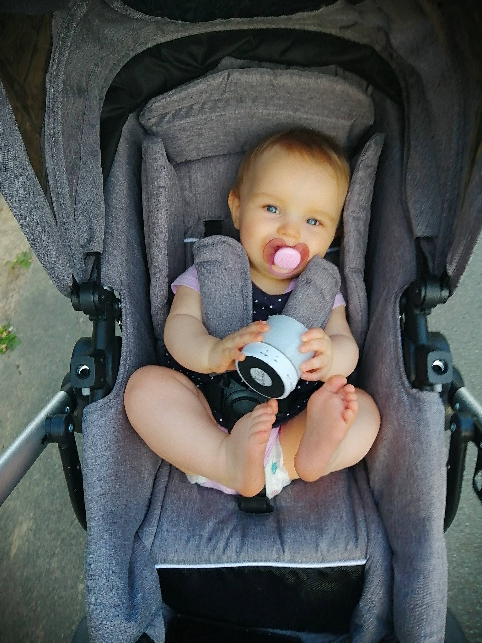 Chloé a rejoint le concours — aidez-le/la à gagner de superbes lots ! auto_part, baby, baby_carriage, baby_products, baby_safety, baby_toddler_clothing, bag, car_seat, chair, child, comfort, eye, finger, infant_bed, nail, person, sitting, strap, toddler, wheel