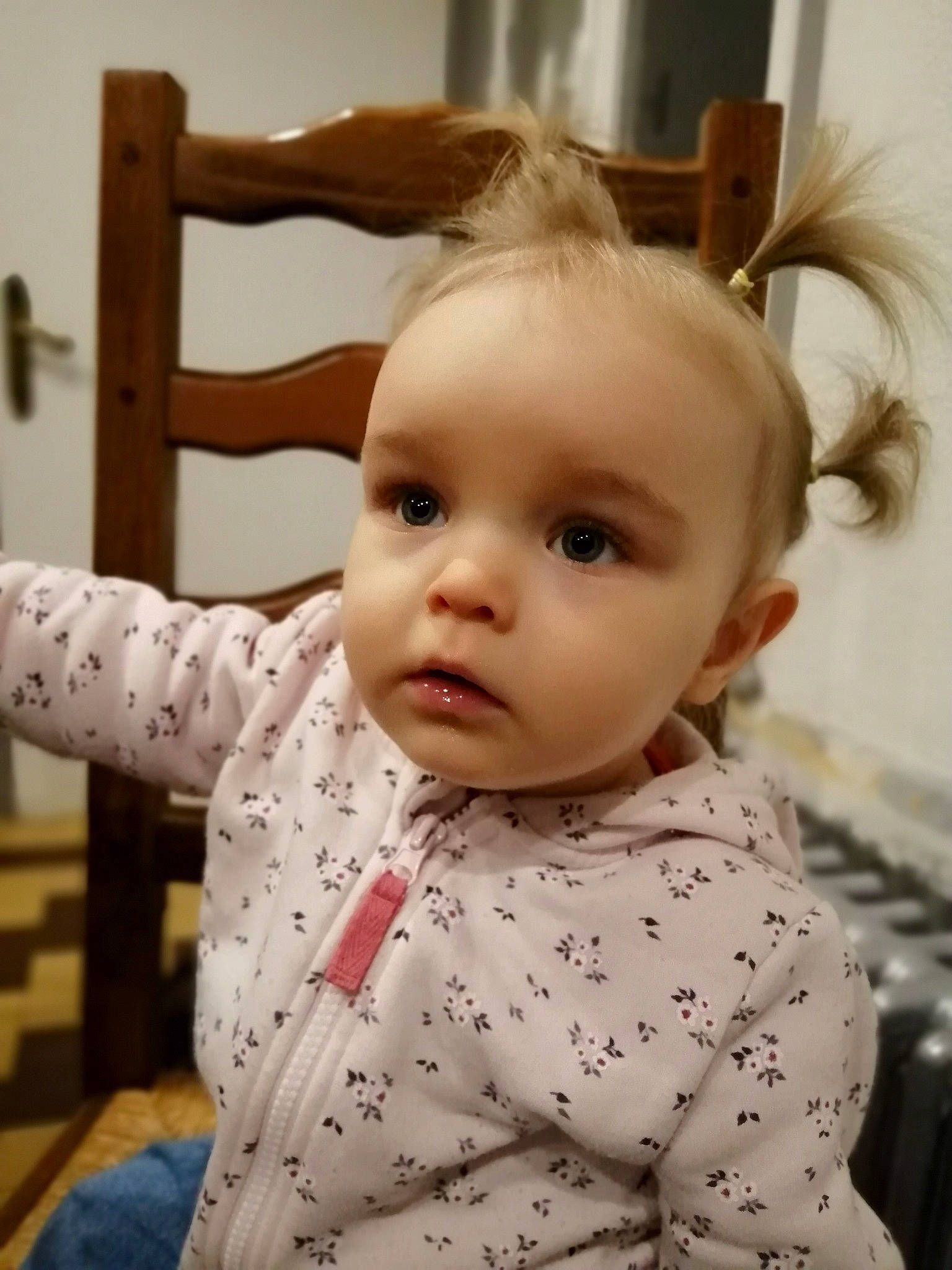 Chloé a rejoint le concours — aidez-le/la à gagner de superbes lots ! baby, baby_toddler_clothing, cheek, chin, collar, ear, eye, eyelash, face, happy, head, iris, lip, neck, pattern, person, skin, sleeve, standing, t_shirt