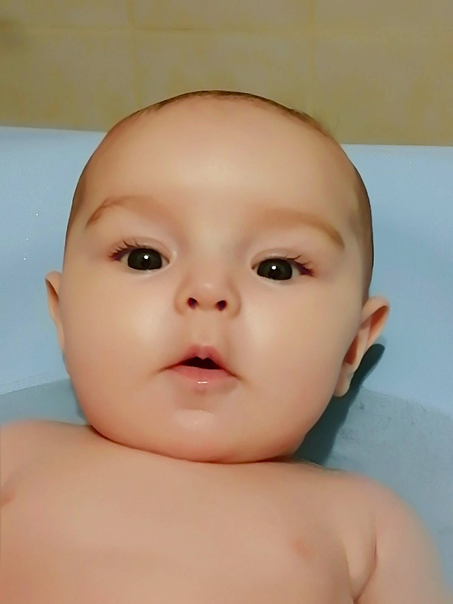 Chloé a rejoint le concours — aidez-le/la à gagner de superbes lots ! baby, cheek, chest, child, ear, eyelash, happy, human_body, lip, neck, no_expression, nose, person, portrait_photography, sitting, skin, stomach, symmetry, thumb, toddler