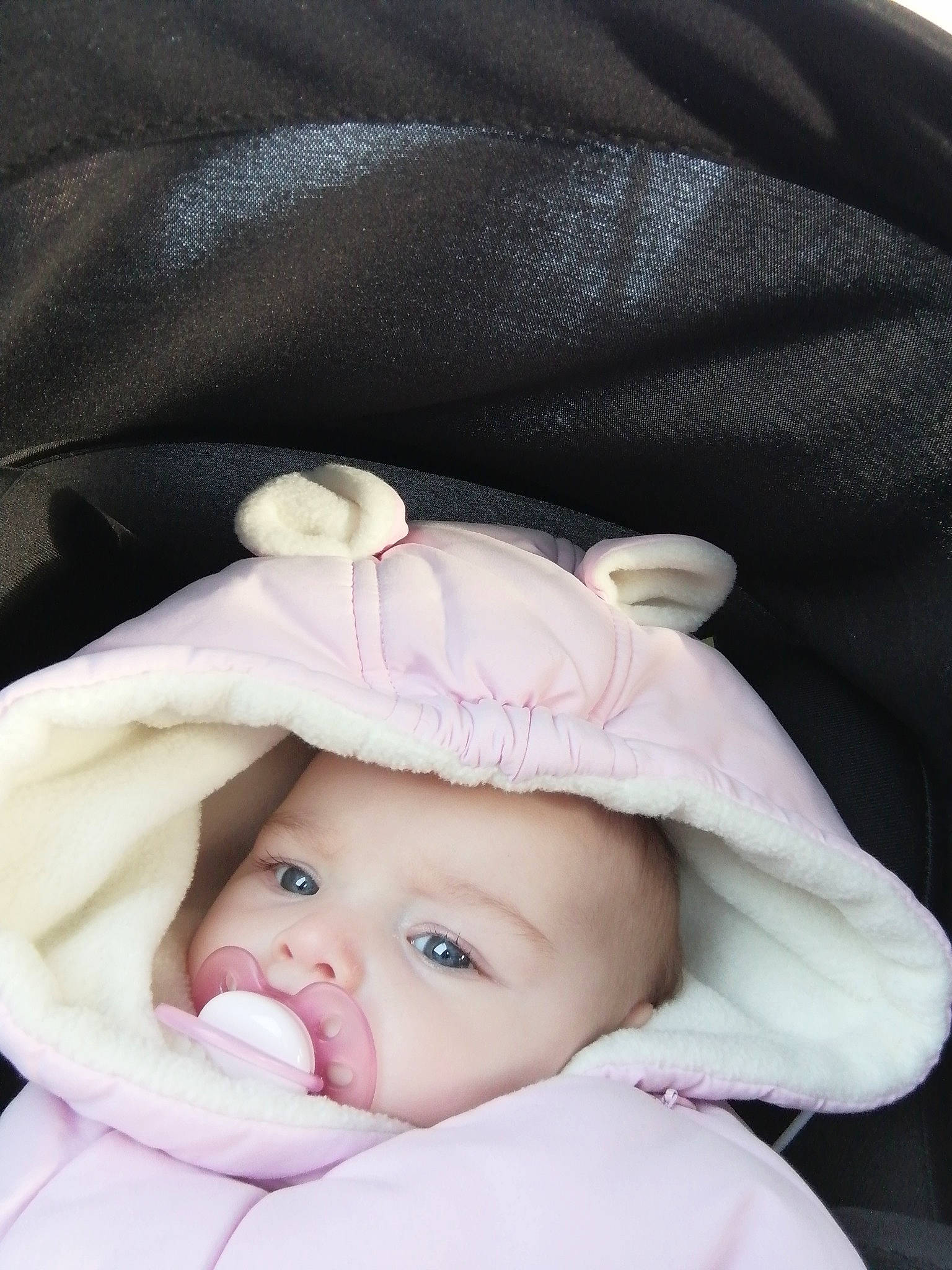 Chloé a rejoint le concours — aidez-le/la à gagner de superbes lots ! baby, baby_products, baby_toddler_clothing, bag, beanie, black, bonnet, cap, cheek, child, comfort, fashion_accessory, lip, outerwear, person, portrait_photography, product, sleeve, textile, toddler