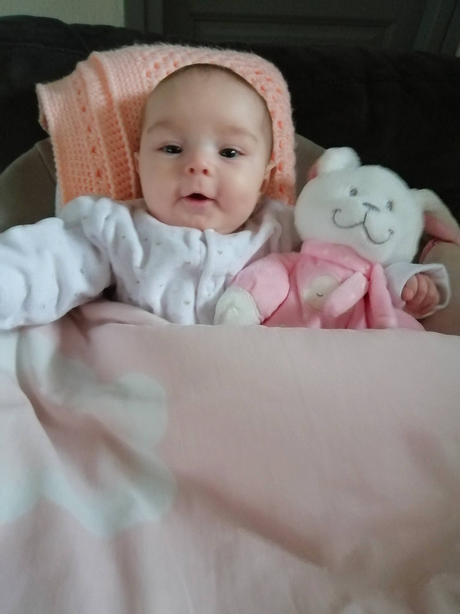 Chloé a rejoint le concours — aidez-le/la à gagner de superbes lots ! baby, baby_products, baby_toddler_clothing, bedding, cheek, child, comfort, face, fur, happy, linens, person, pink, portrait_photography, room, sitting, skin, sleeve, smile, toddler