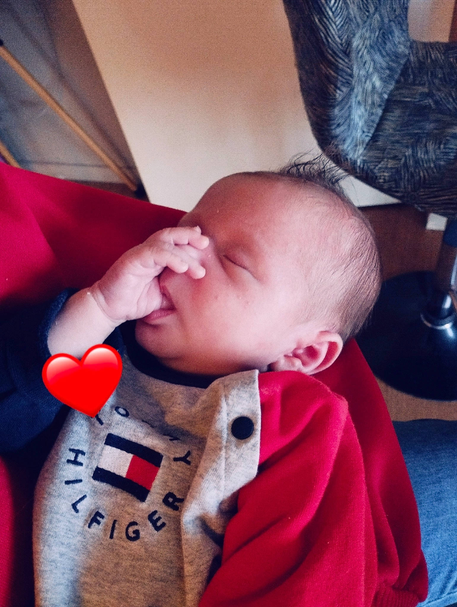 Léo a rejoint le concours — aidez-le/la à gagner de superbes lots ! baby, baby_products, baby_sleeping, baby_toddler_clothing, carmine, cheek, child, comfort, finger, happy, lip, mouth, nail, nose, person, red, sitting, skin, sleeve, textile