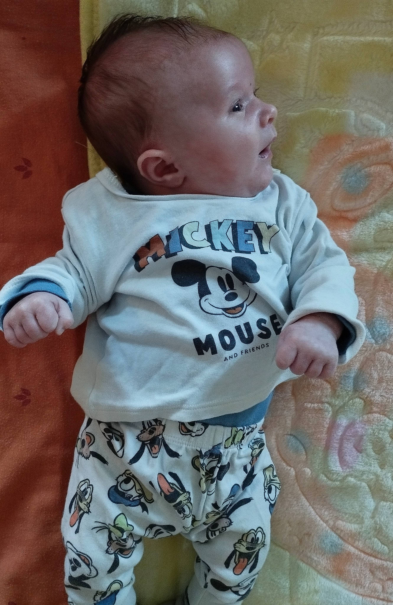 Léo a rejoint le concours — aidez-le/la à gagner de superbes lots ! active_pants, baby, baby_toddler_clothing, cheek, child, collar, comfort, eye, face, flooring, head, iris, organ, pattern, person, product, skin, sleeve, t_shirt, textile