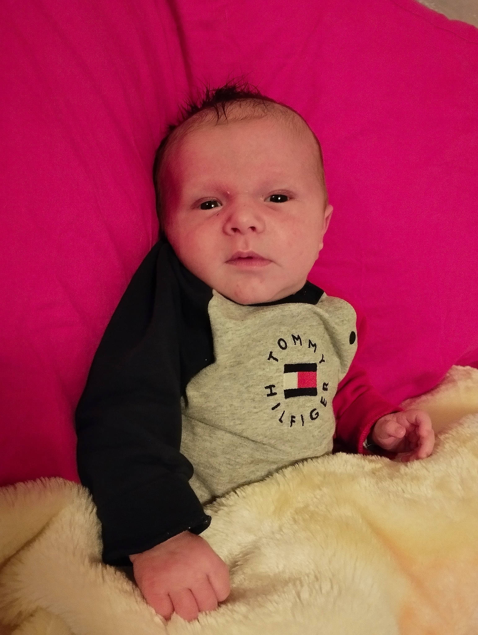 Léo a rejoint le concours — aidez-le/la à gagner de superbes lots ! arm, baby, baby_toddler_clothing, cheek, chin, comfort, eye, eyebrow, head, iris, leg, linens, lip, nose, person, pink, skin, sleeve, smile, textile