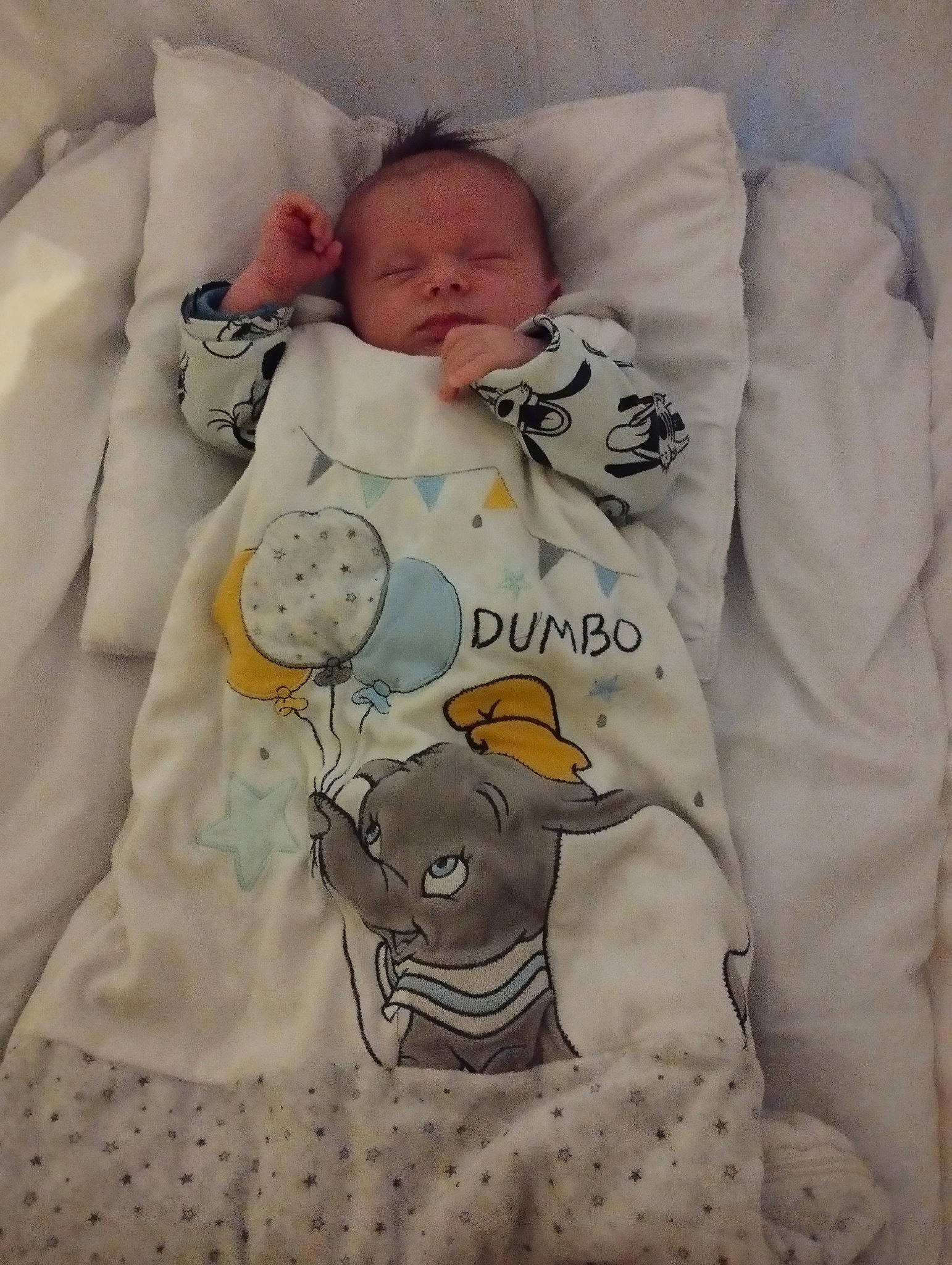 Léo participe au concours pour gagner de l'argent avec cette photo : baby, baby_products, baby_safety, baby_sleeping, baby_toddler_clothing, bedding, bedtime, child, comfort, linens, nap, pattern, person, room, sleep, sleeve, terrestrial_animal, toddler, white