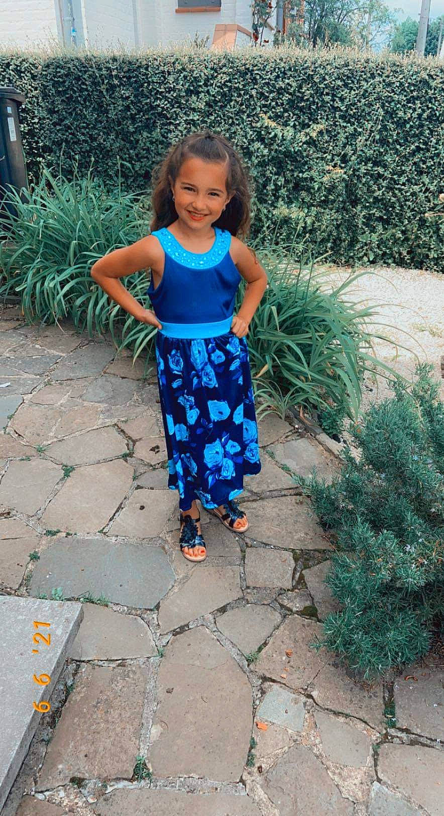 Elisa participe au concours pour gagner de l'argent avec cette photo : asphalt, child, day_dress, electric_blue, grass, joy, leisure, pattern, people_in_nature, person, plant, recreation, road, road_surface, shrub, sidewalk, street_fashion, summer, toddler, tree