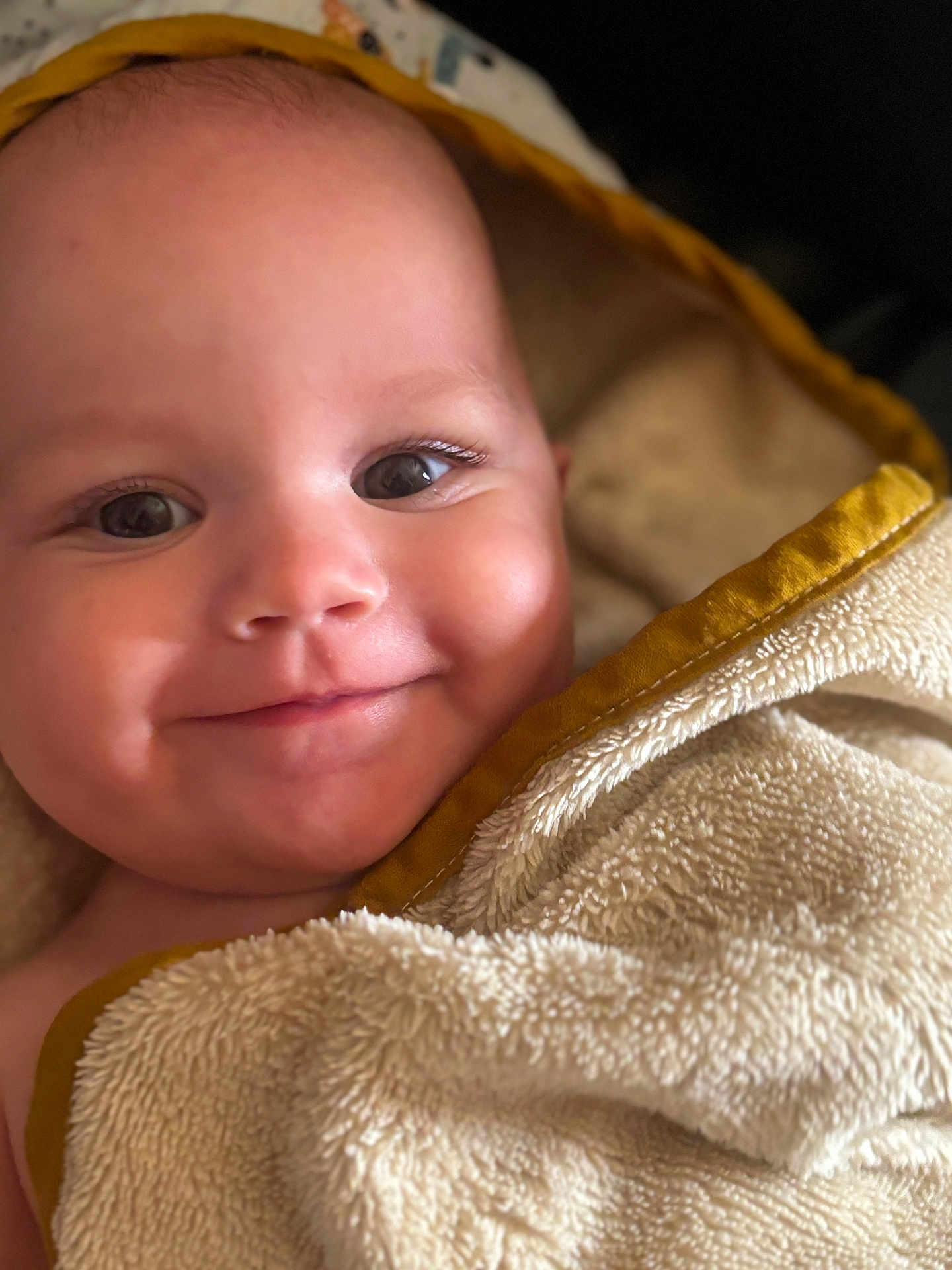 Leysso participe au concours pour gagner de l'argent avec cette photo : baby, smiling, face, closeup, towel, blanket, soft_texture, wrapped, infant, cute, skin, eyes, indoors, warm, comfort, child, happy, portrait, newborn, head