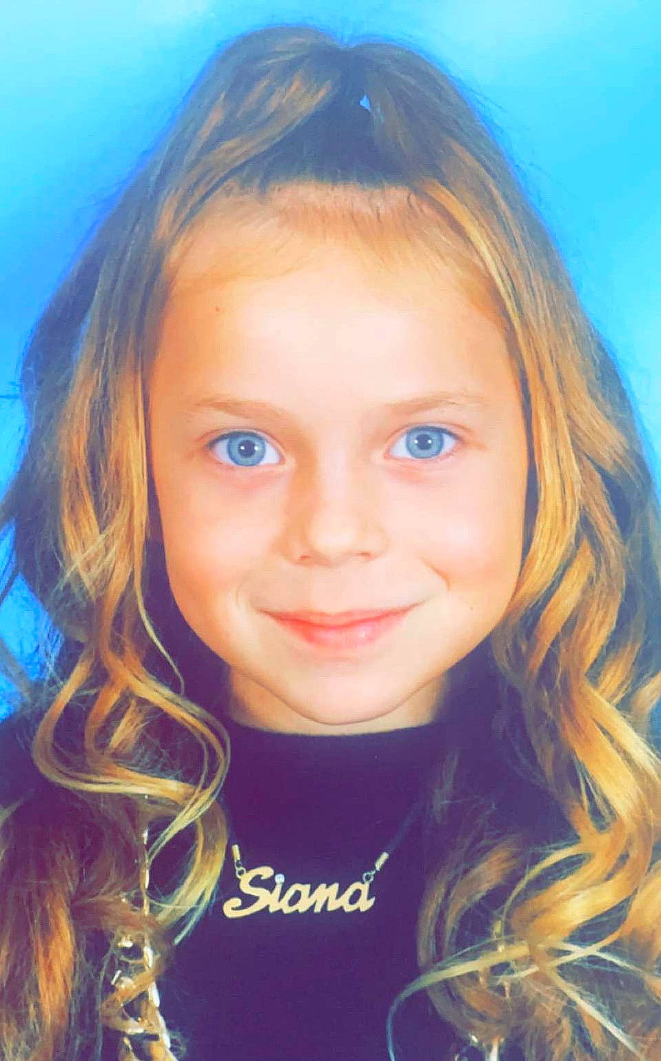 Siana participe au concours pour gagner de l'argent avec cette photo : azure, blue, cheek, chin, cool, eye, eyebrow, eyelash, face, facial_expression, flash_photography, forehead, hairstyle, happy, iris, jaw, joy, lip, nose, person