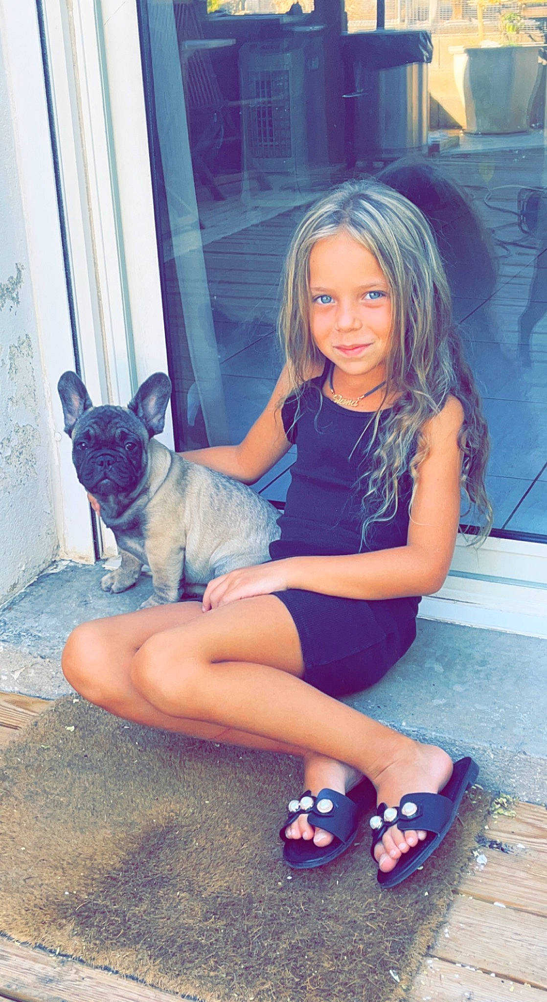 Siana participe au concours pour gagner de l'argent avec cette photo : carnivore, companion_dog, cool, dog, electric_blue, facial_expression, fawn, happy, headwear, jean_short, joy, knee, leg, long_hair, magenta, person, pink, shoe, shoulder, smile