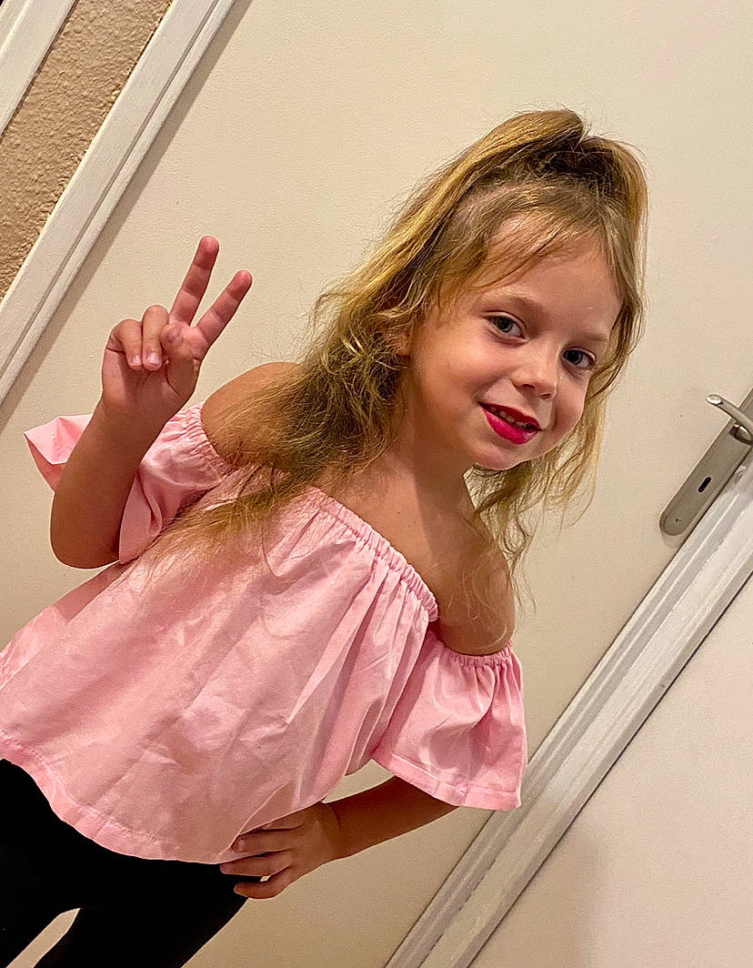Siana a rejoint le concours — aidez-le/la à gagner de superbes lots ! blond, brown_hair, child, dress, elbow, fun, gesture, happy, human_leg, joint, joy, knee, leisure, long_hair, magenta, person, pink, shoulder, skin, smile