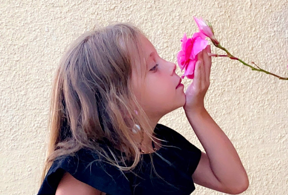 Siana a rejoint le concours — aidez-le/la à gagner de superbes lots ! bangs, black_hair, eyelash, eyewear, finger, fun, gesture, grass, happy, jewellery, lip, long_hair, magenta, nail, neck, person, petal, plant, skin, smile