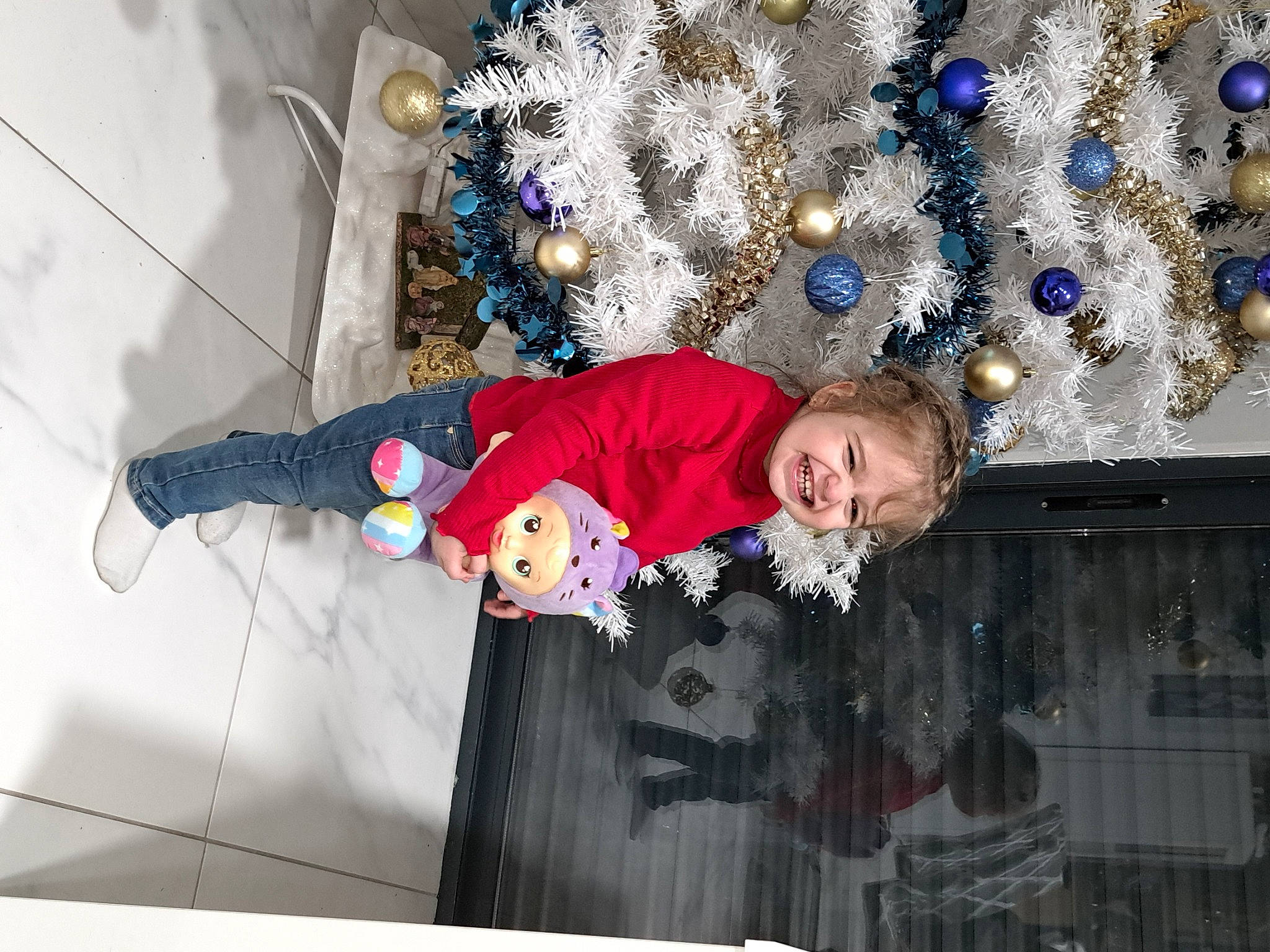 Mélya a rejoint le concours — aidez-le/la à gagner de superbes lots ! child, christmas, christmas_decoration, christmas_eve, christmas_ornament, electric_blue, event, flooring, fun, happy, holiday, interior_design, leisure, ornament, person, plant, smile, toddler, tree, winter