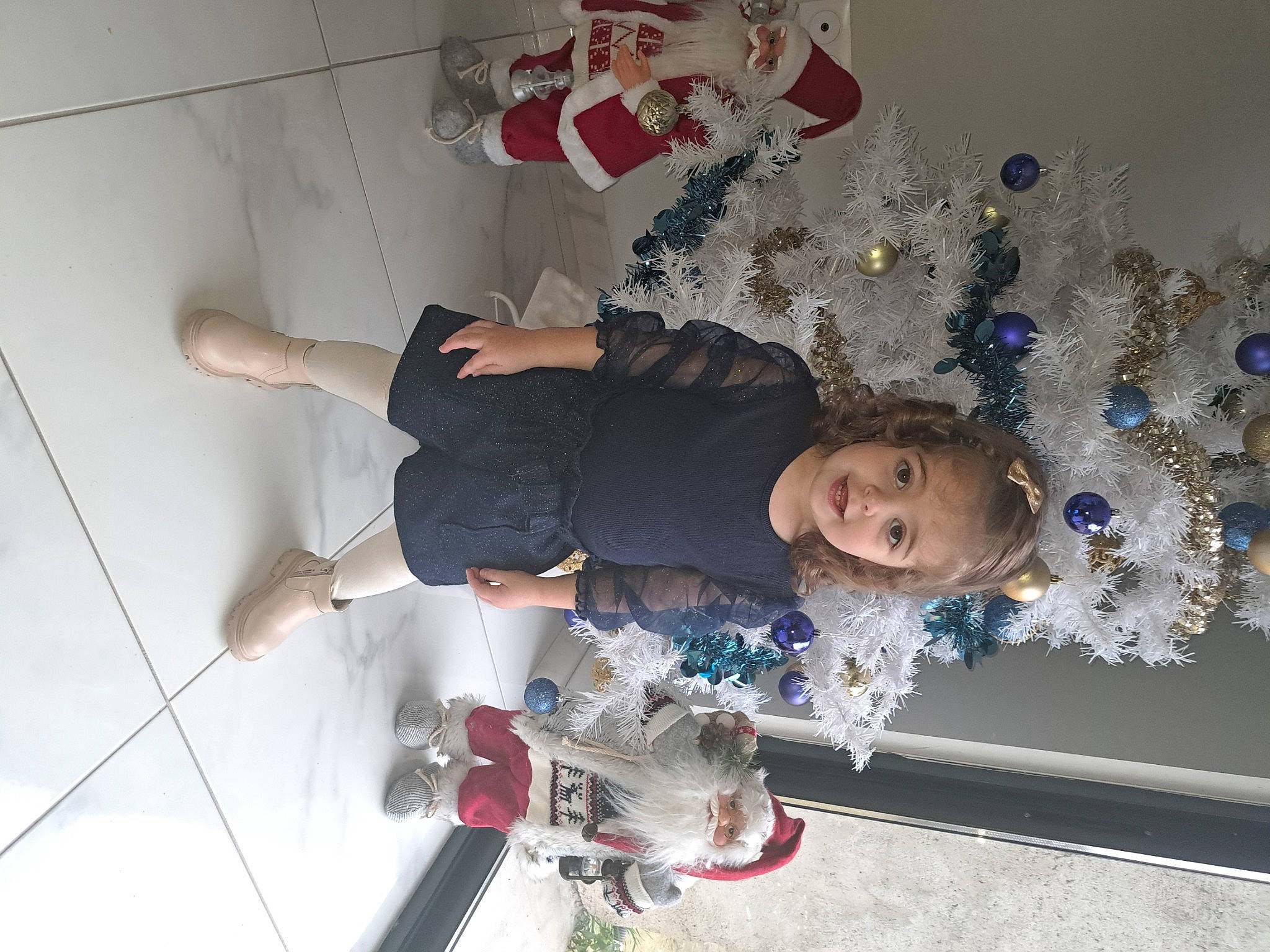 Mélya a rejoint le concours — aidez-le/la à gagner de superbes lots ! christmas, christmas_decoration, christmas_eve, christmas_ornament, electric_blue, event, fir, fun, happy, holiday, holiday_ornament, interior_design, ornament, person, red, room, smile, tree, white