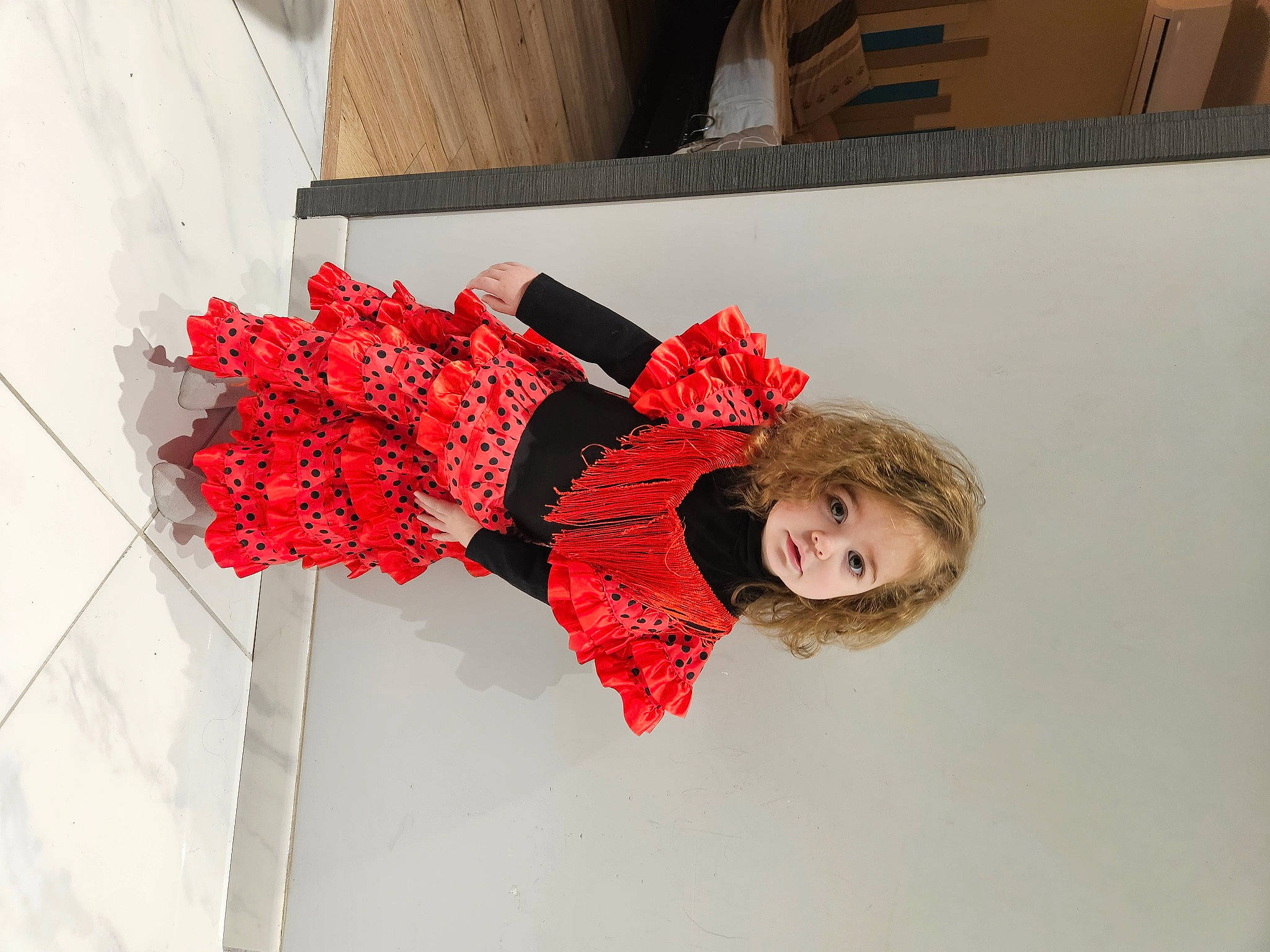 Mélya a rejoint le concours — aidez-le/la à gagner de superbes lots ! carmine, coquelicot, costume, event, fashion_accessory, fashion_design, fun, fur, headpiece, magenta, pattern, person, room, smile, toddler, tradition, twig, visual_arts, winter