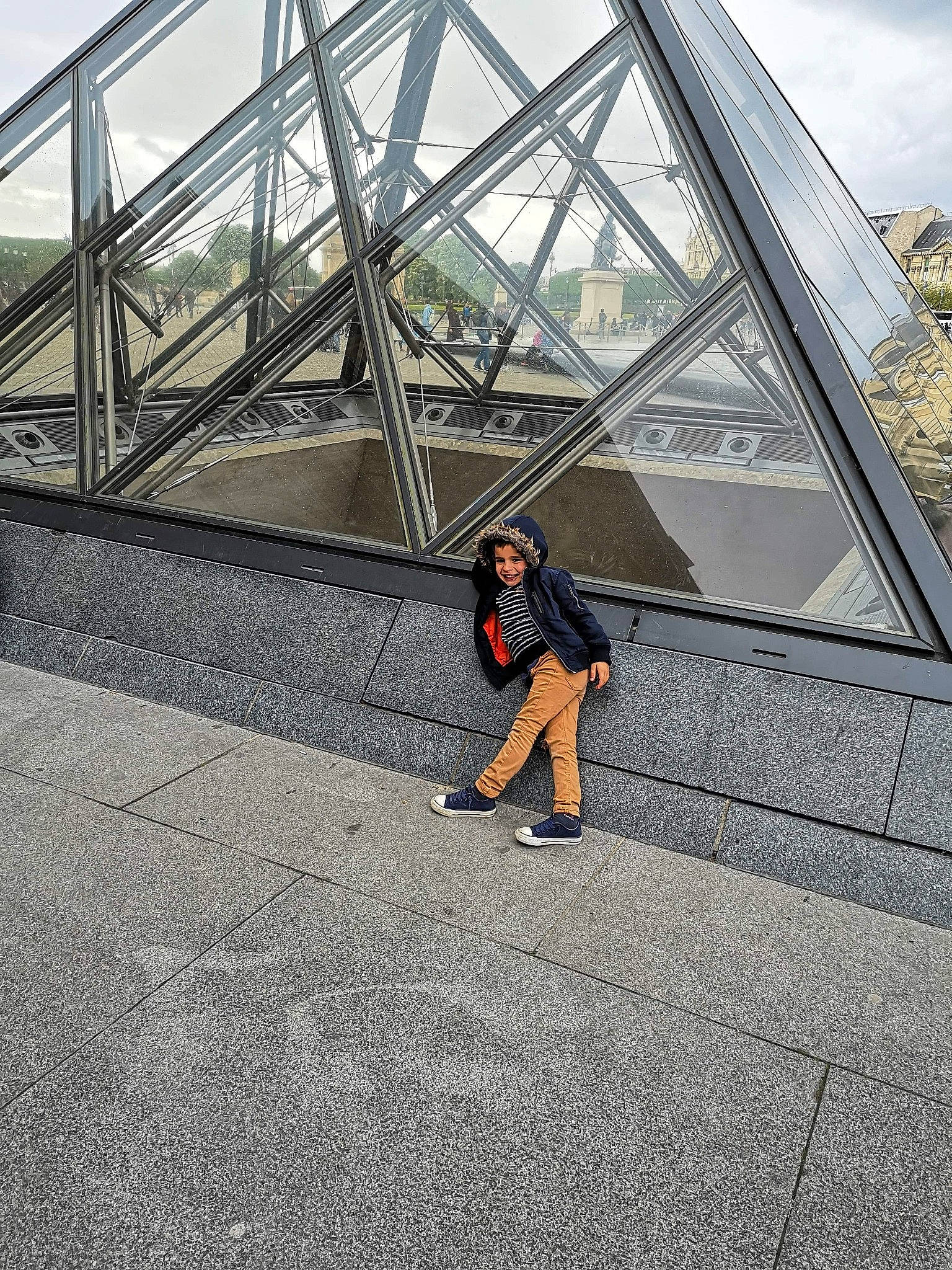 Maé participe au concours pour gagner de l'argent avec cette photo : architecture, bridge, daylighting, headwear, joy, metal, nonbuilding_structure, person, photo_shoot, photography, vacation