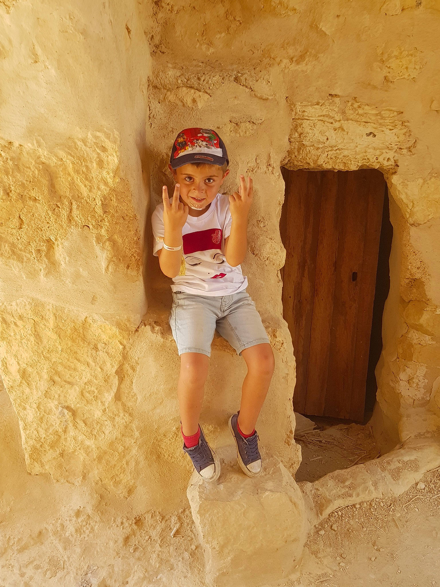 Maé participe au concours pour gagner de l'argent avec cette photo : cave, formation, fun, headwear, joy, limestone, person, recreation, wall