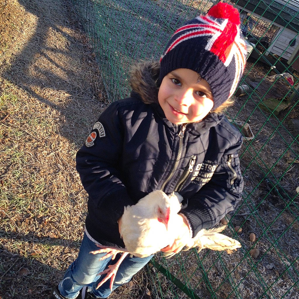 Maé participe au concours pour gagner de l'argent avec cette photo : child, cool, jacket, joy, mountain, person, plant, sitting, smile