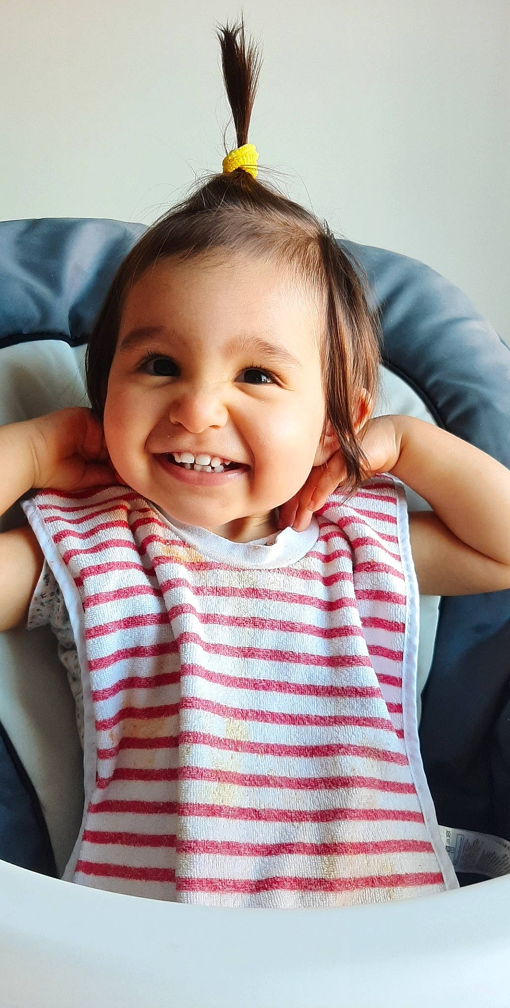 Rozaly participe au concours pour gagner de l'argent avec cette photo : baby, baby_products, baby_toddler_clothing, child, comfort, couch, eyelash, facial_expression, hair_accessory, happy, iris, joy, laugh, lip, party_hat, person, product, skin, smile, textile