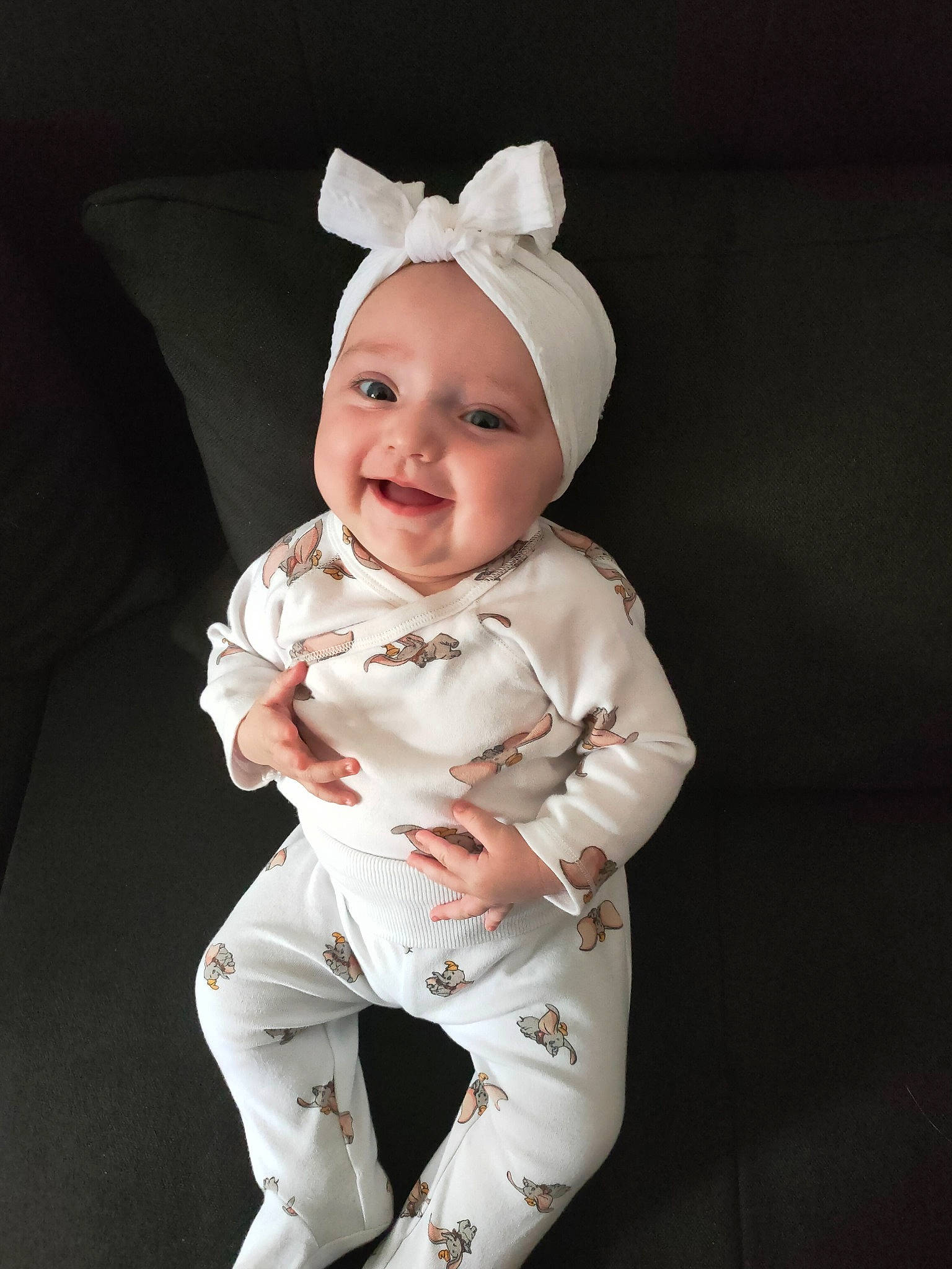 Marianne a rejoint le concours — aidez-le/la à gagner de superbes lots ! baby, baby_toddler_clothing, child, child_model, costume, costume_accessory, costume_hat, fashion_accessory, flash_photography, fun, happy, headpiece, headwear, joy, monochrome_photography, outerwear, pattern, peach, person, portrait_photography