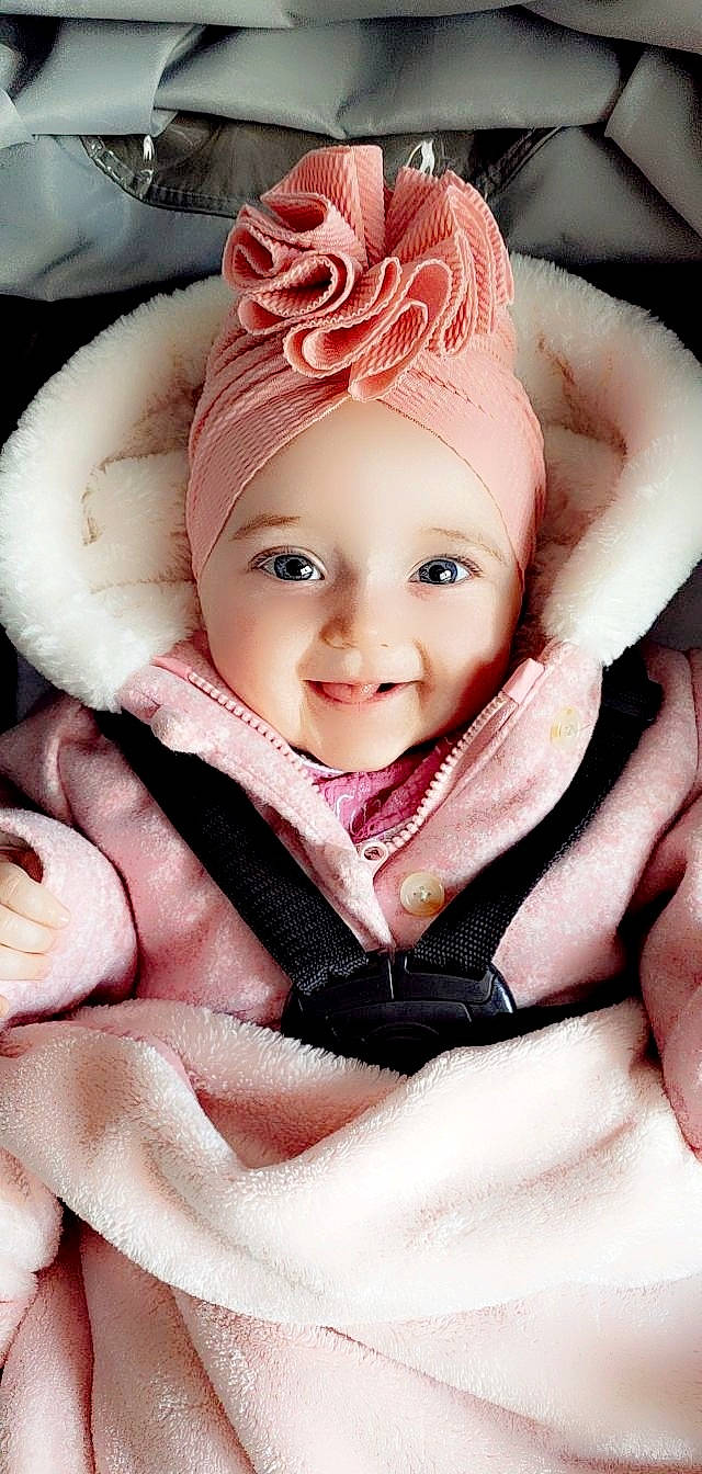 Marianne a rejoint le concours — aidez-le/la à gagner de superbes lots ! baby, baby_toddler_clothing, cap, cheek, eye, eyebrow, face, finger, flash_photography, gesture, happy, head, headwear, iris, joy, lip, mouth, nose, person, pink