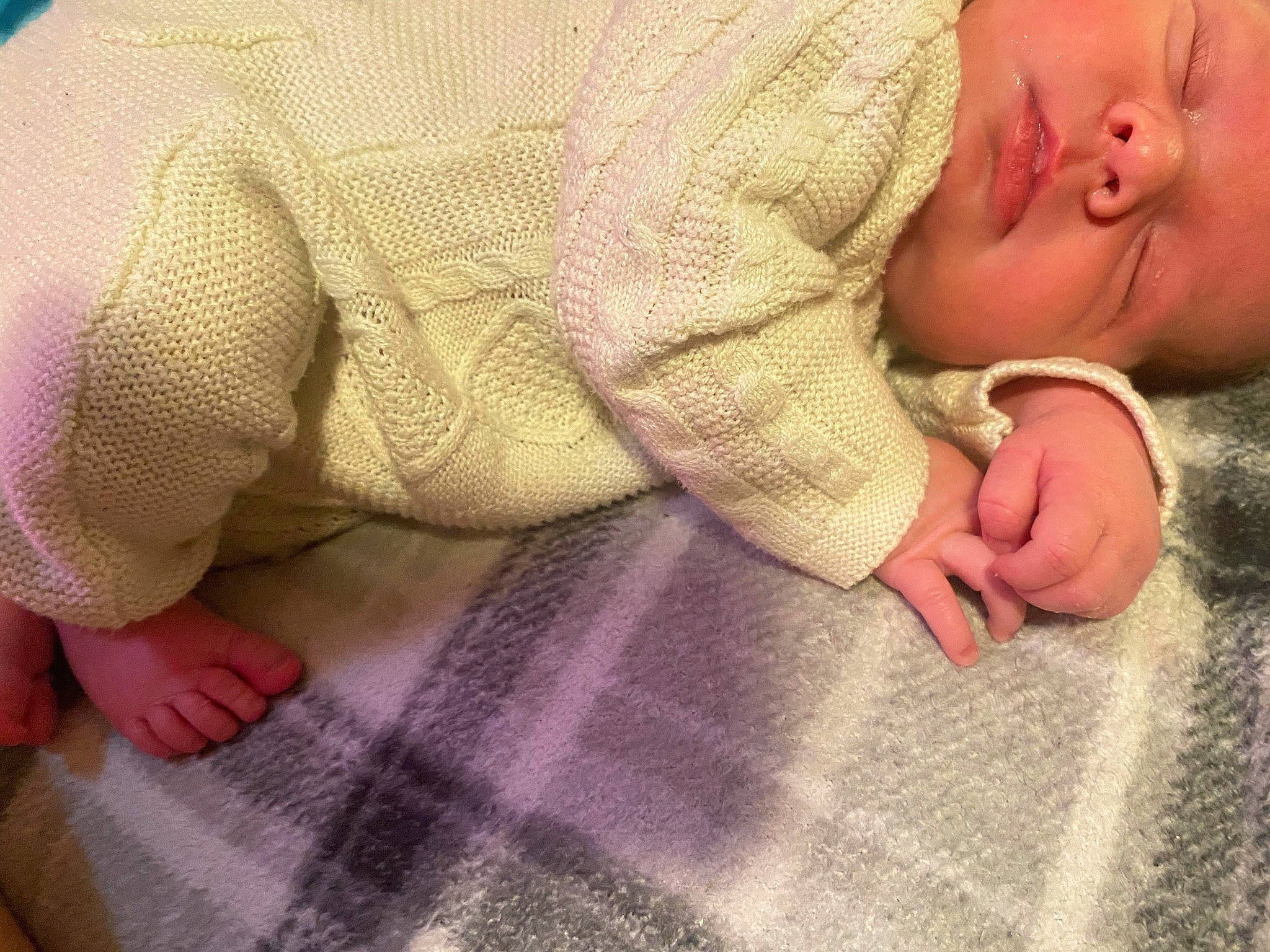 Vincent is registered to the contest to win money with this photo: baby, baby_toddler_clothing, child, comfort, finger, flooring, foot, gesture, hand, human_leg, linens, nail, pattern, person, skin, sleeve, textile, thumb, toddler, wool