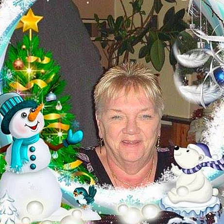 Jalia participe au concours pour gagner de l'argent avec cette photo : christmas, christmas_decoration, christmas_ornament, christmas_tree, event, holiday, person, smile, snowman, tree