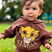 Noam participe au concours pour gagner de l'argent avec cette photo : Simba, cartoon_character, casual, child, clothing, cute, daylight, expression, face, fun, grass, greenery, hoodie, nature, outdoor, person, playground, portrait, toddler, young_child