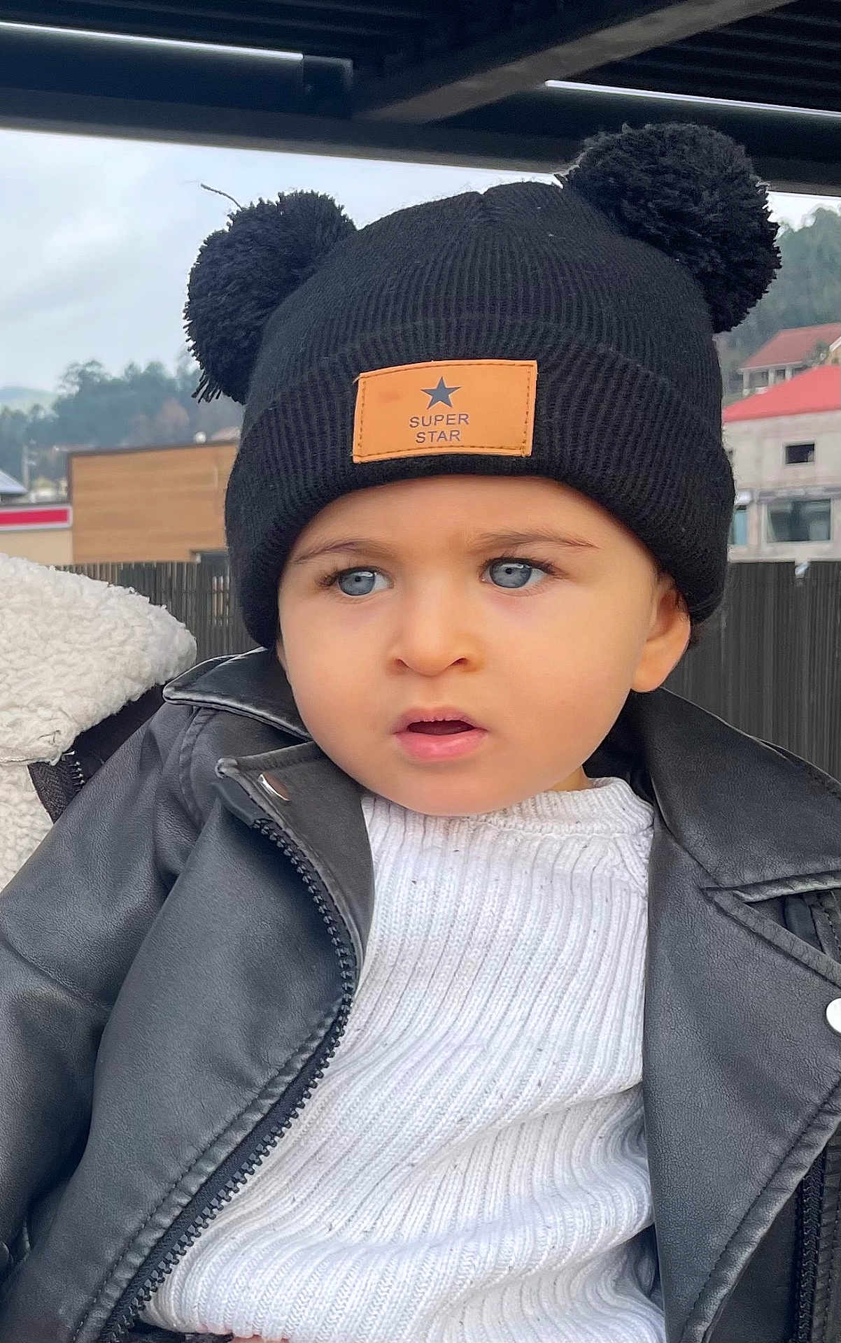Rodrigo participe au concours pour gagner de l'argent avec cette photo : toddler, child, hat, beanie, pom_poms, blue_eyes, leather_jacket, white_sweater, outdoor, portrait, curious, fashion, clothing, winter_wear, baby, headwear, person, expression, cute, young_child