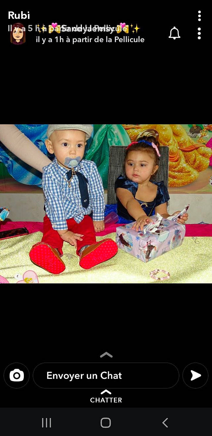 Hiram a rejoint le concours — aidez-le/la à gagner de superbes lots ! baby, baby_toddler_clothing, child, doll, event, facial_expression, fun, gadget, happy, headwear, leisure, magenta, pattern, person, pink, play, skin, stuffed_toy, tablet_computer, textile