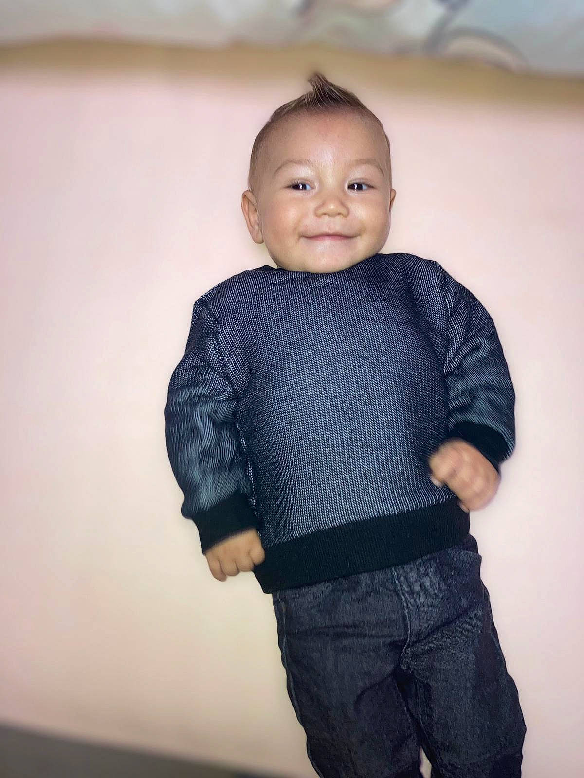 Hiram participe au concours pour gagner de l'argent avec cette photo : baby, baby_toddler_clothing, clothing, denim, electric_blue, finger, gesture, grey, hair, hand, happy, iris, joint, joy, neck, outerwear, person, product, sleeve, smile