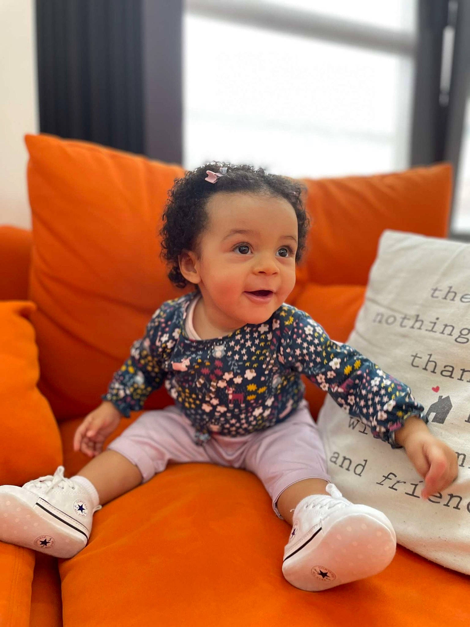 Ciara a rejoint le concours — aidez-le/la à gagner de superbes lots ! arm, baby, baby_toddler_clothing, comfort, couch, finger, floor, flooring, fun, happy, head, knee, leg, leisure, orange, person, skin, sleeve, smile, thigh