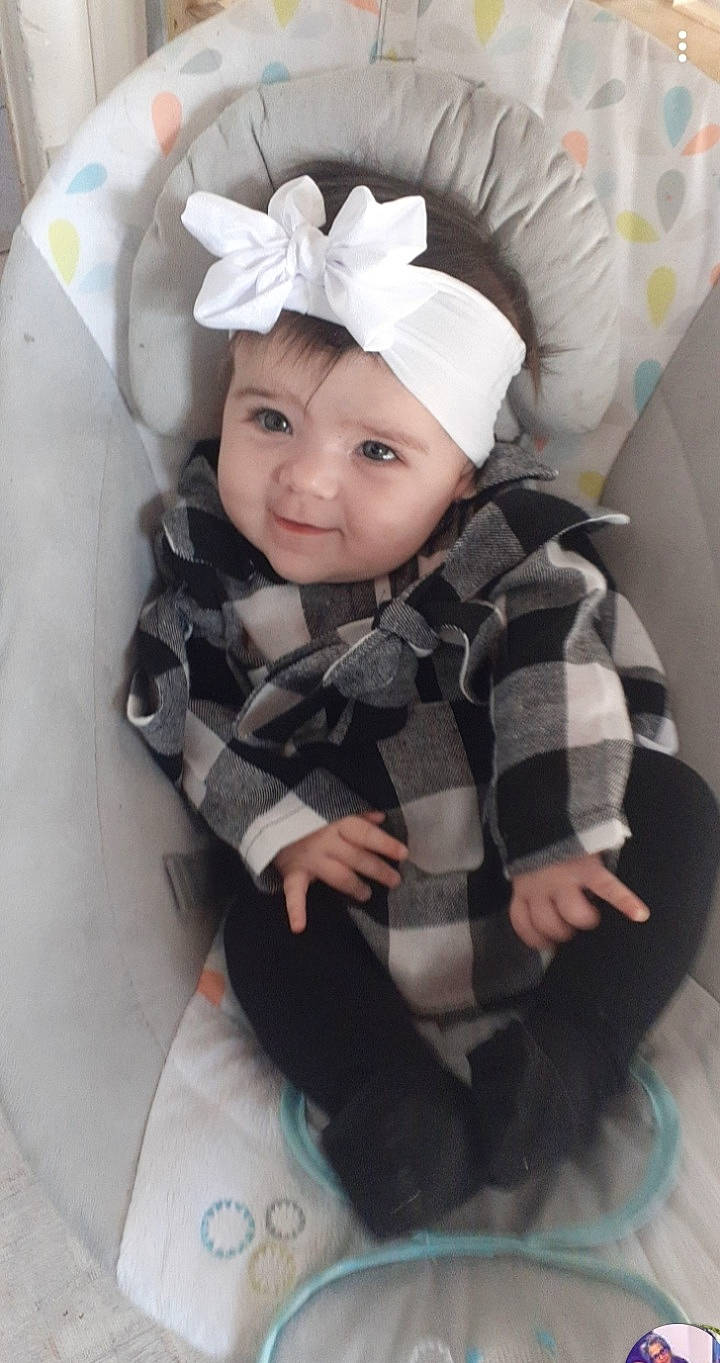 Louana a rejoint le concours — aidez-le/la à gagner de superbes lots ! baby, baby_toddler_clothing, beanie, cap, child, collar, comfort, eye, fashion_accessory, fur, hair_accessory, happy, headwear, human_body, pattern, person, plaid, sitting, sleeve, smile