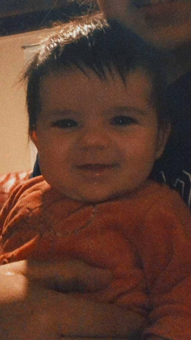 Louana a rejoint le concours — aidez-le/la à gagner de superbes lots ! cheek, chin, ear, eyebrow, facial_expression, flash_photography, forehead, gesture, hair, happy, human, iris, jaw, lip, mouth, neck, nose, person, skin, sleeve