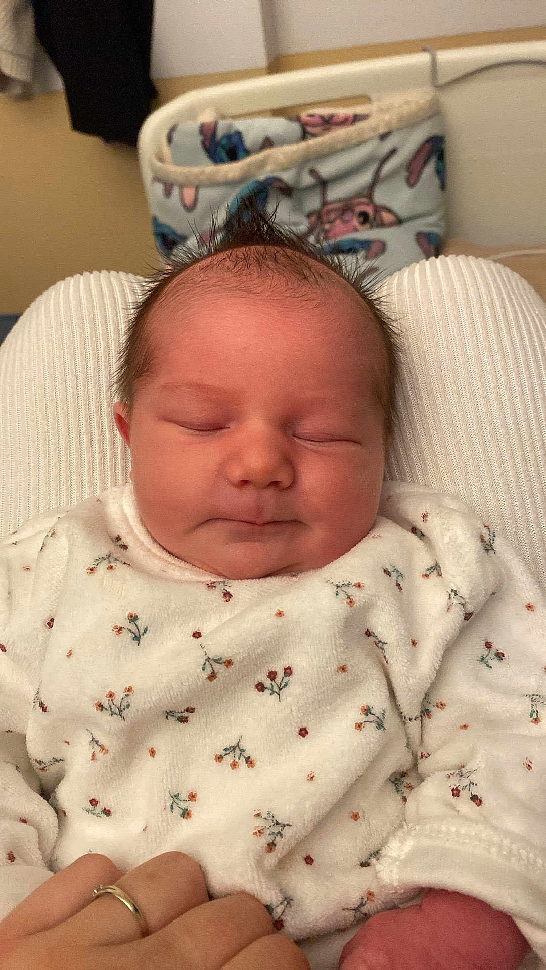 Aria a rejoint le concours — aidez-le/la à gagner de superbes lots ! newborn, baby, infant, sleeping, face, hair, hand, ring, clothing, onesie, floral_pattern, cozy, soft_lighting, indoor, closeup, peaceful, cute, portrait, person, child