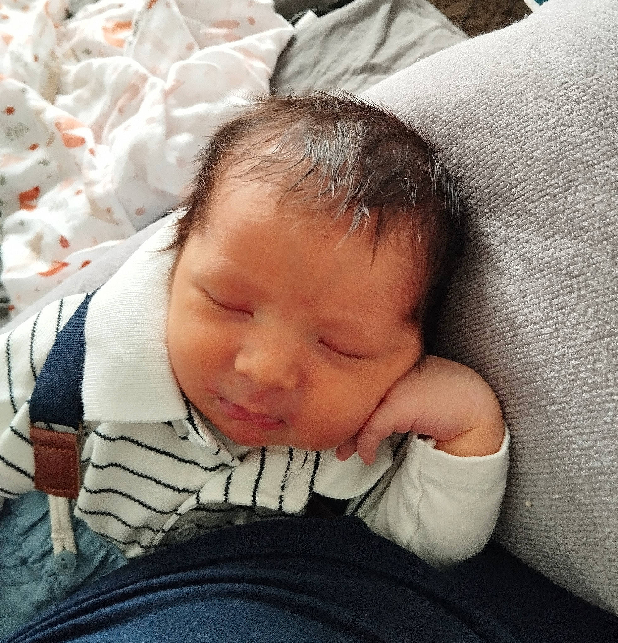 Hassan participe au concours pour gagner de l'argent avec cette photo : baby, baby_products, baby_sleeping, baby_toddler_clothing, cheek, child, cloud, comfort, eyebrow, eyelash, hair, happy, head, linens, lip, nose, person, skin, sleeve, thumb