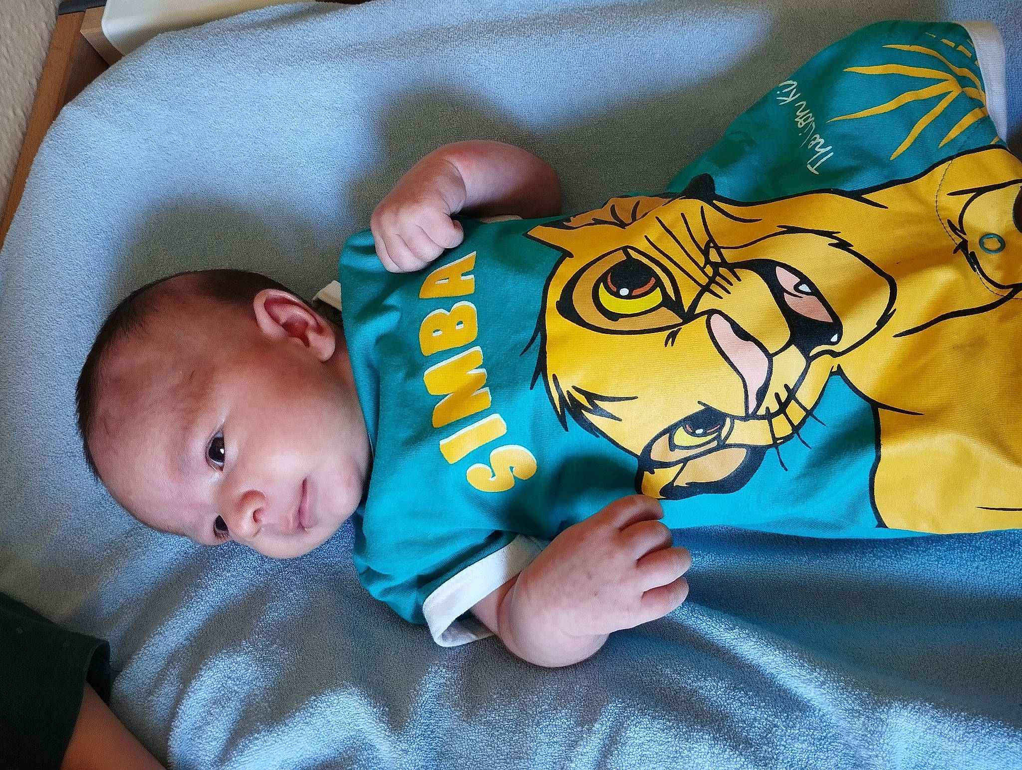 Hassan participe au concours pour gagner de l'argent avec cette photo : baby, baby_toddler_clothing, cheek, child, comfort, eye, finger, gesture, happy, head, linens, mammal, mouth, person, product, room, skin, sleeve, textile, toddler