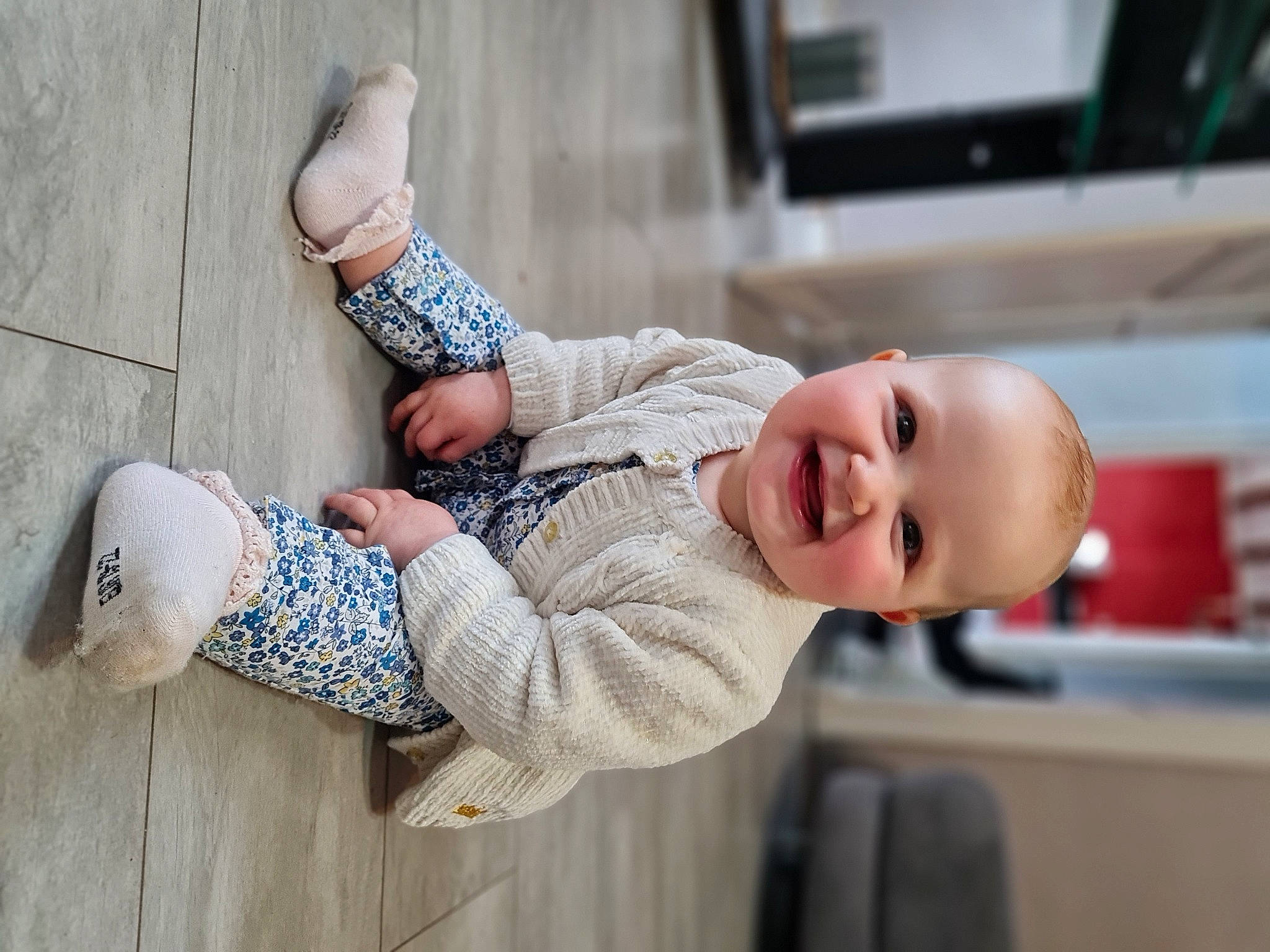 Mia a rejoint le concours — aidez-le/la à gagner de superbes lots ! baby, baby_toddler_clothing, child, comfort, elbow, floor, foot, happy, human_body, human_leg, joint, joy, leg, leisure, person, product, skin, sleeve, smile, t_shirt