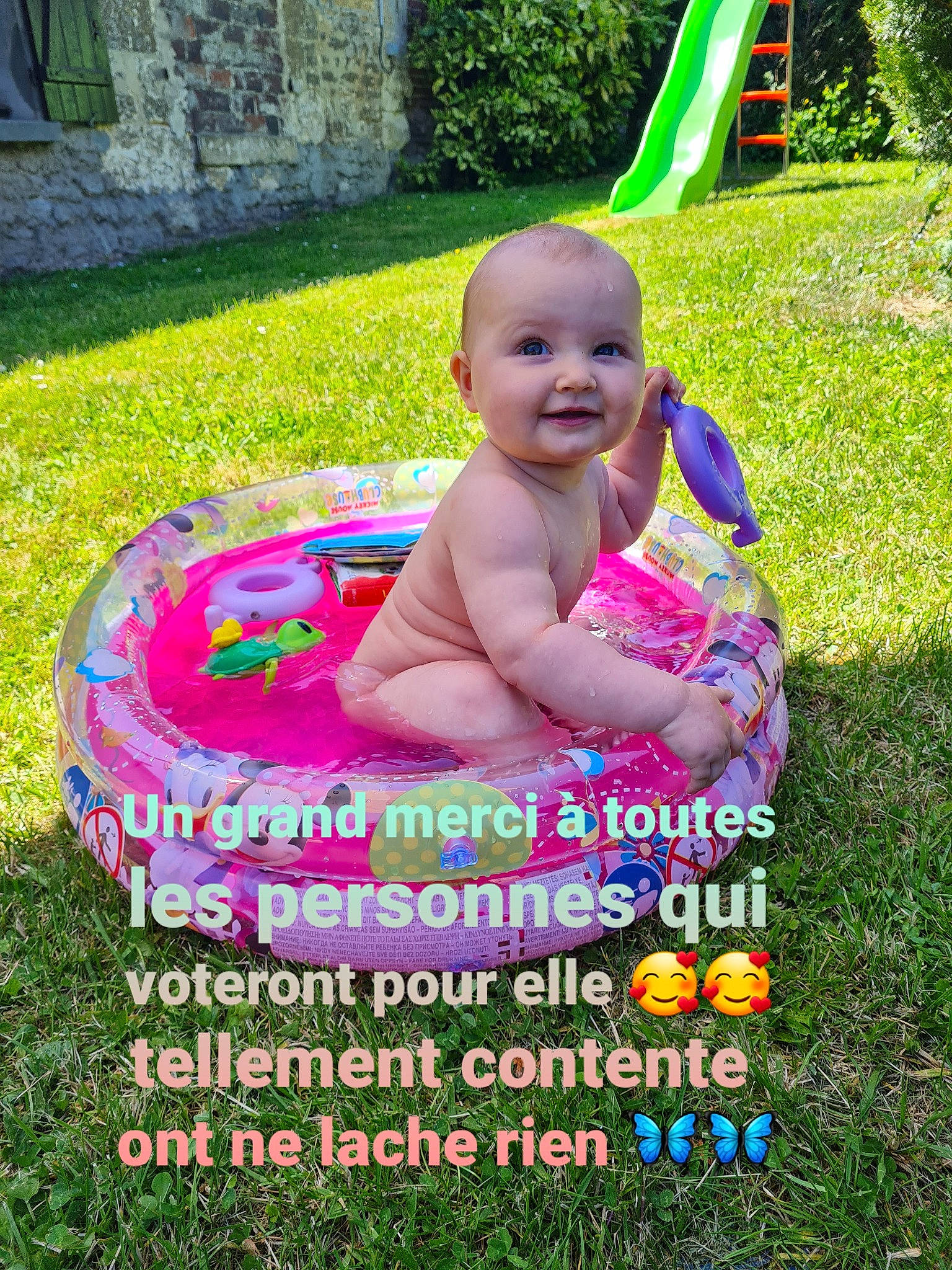Mia a rejoint le concours — aidez-le/la à gagner de superbes lots ! baby, baby_toddler_clothing, child, facial_expression, fun, grass, green, happy, joy, lawn, leisure, magenta, people_in_nature, person, pink, plant, play, recreation, smile, summer