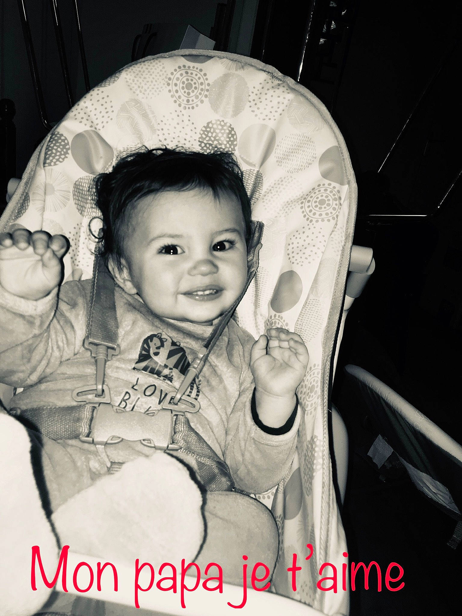 Enzo participe au concours pour gagner de l'argent avec cette photo : baby, black_and_white, cheek, child, eye, fun, monochrome, person, photo_caption, photograph, photography, smile, snapshot, style, toddler